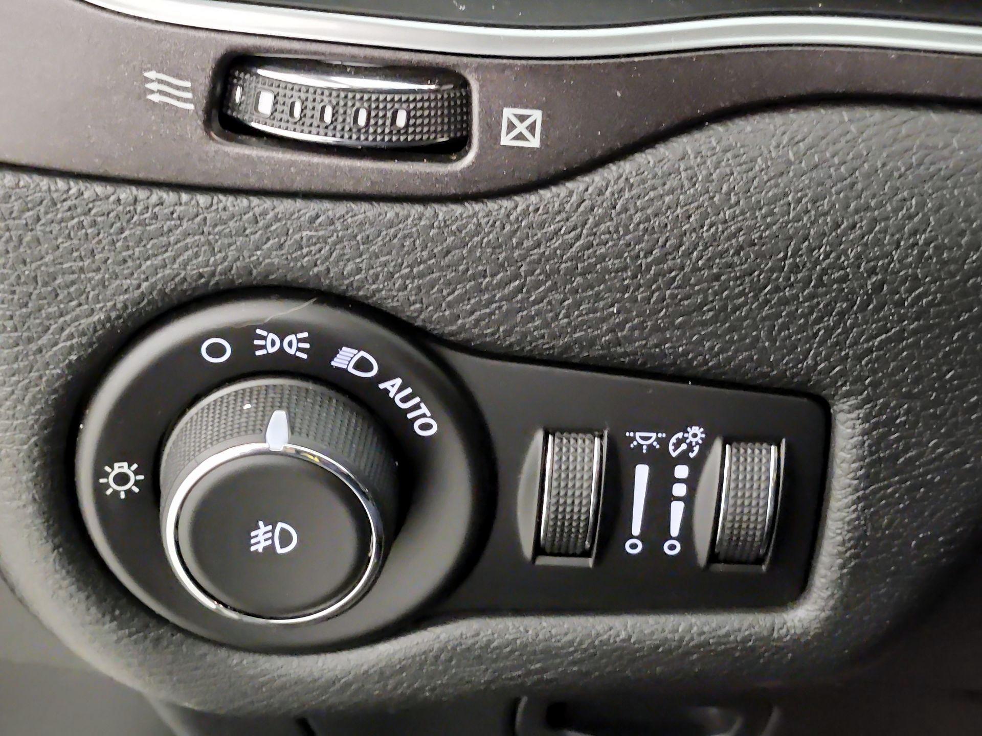 Thumbnail: 2019 Jeep Cherokee - 13