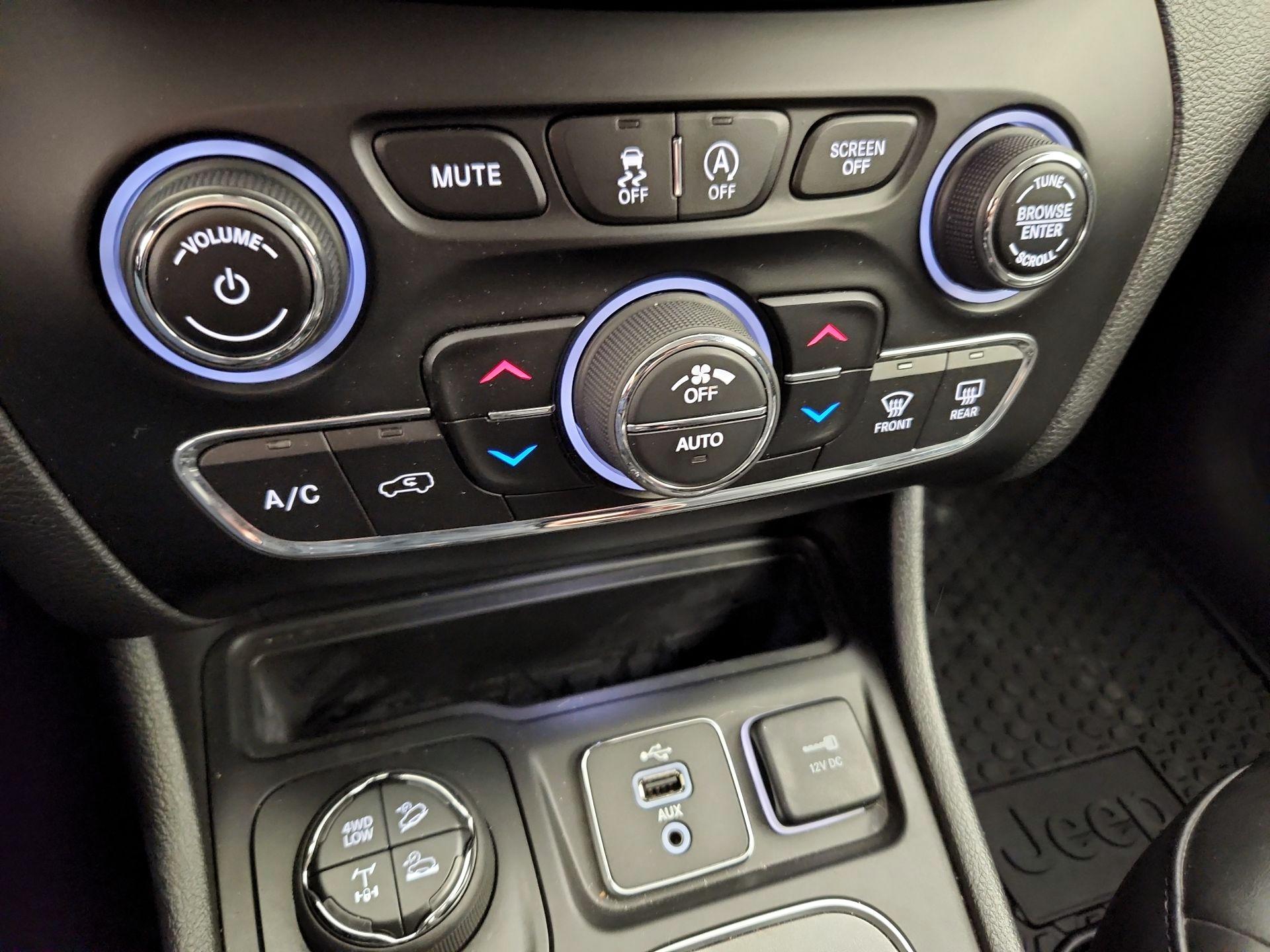 Thumbnail: 2019 Jeep Cherokee - 16