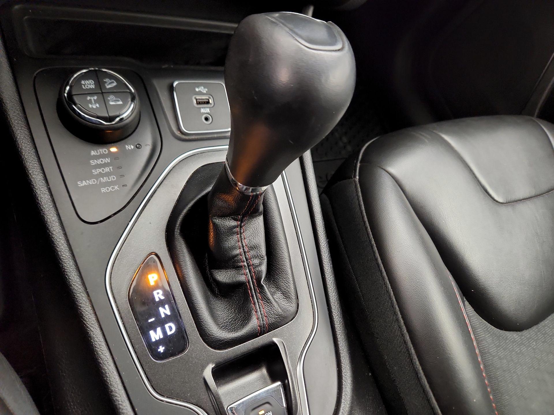 Thumbnail: 2019 Jeep Cherokee - 17