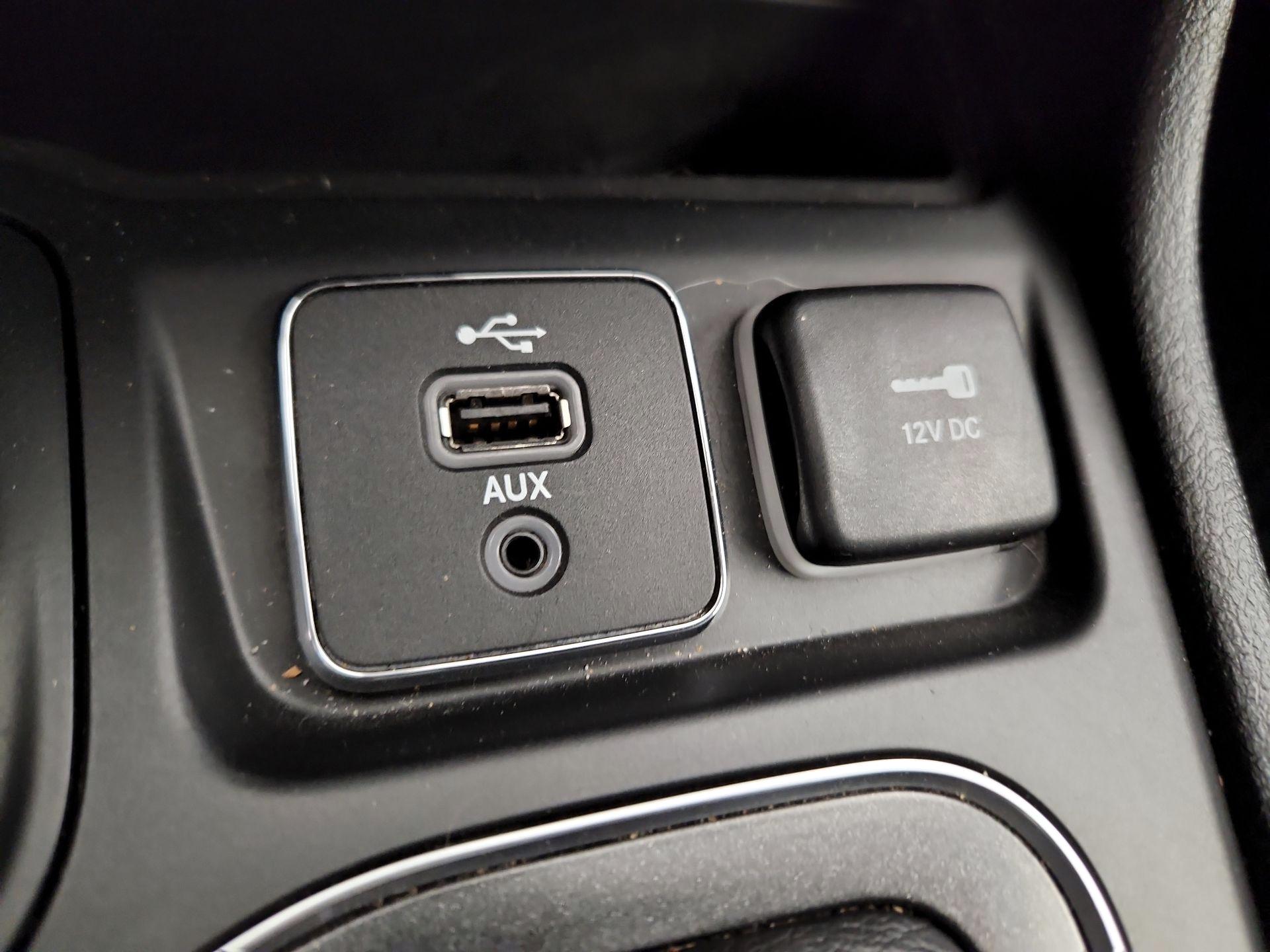 Thumbnail: 2019 Jeep Cherokee - 18