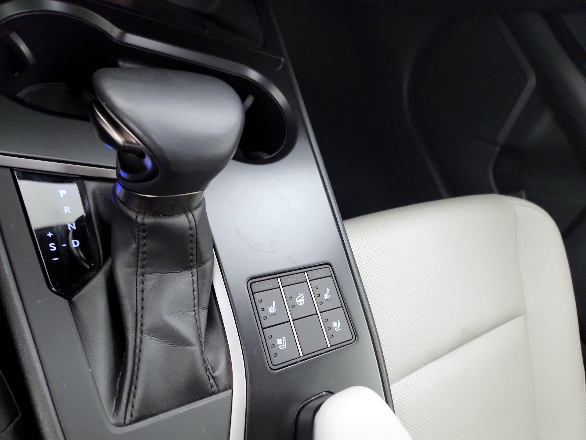 Thumbnail: 2023 Lexus UX - 18