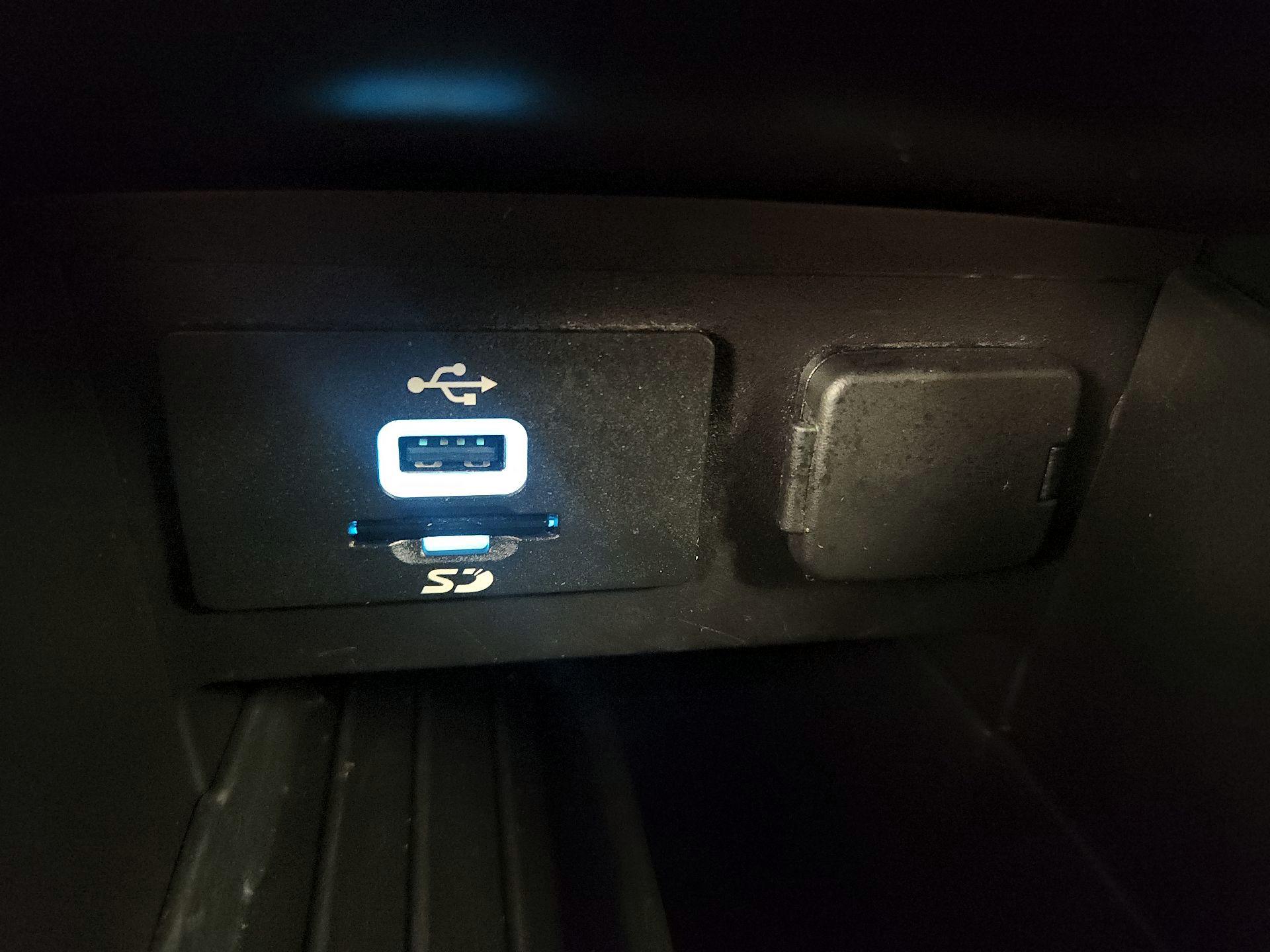 Thumbnail: 2016 Ford Explorer - 19