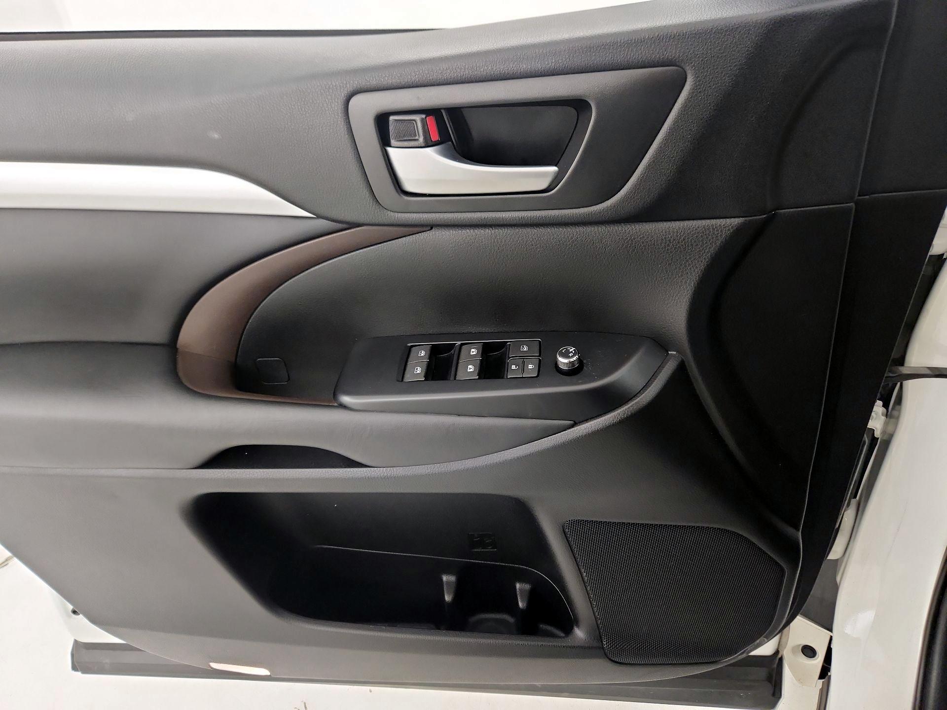 Thumbnail: 2018 Toyota Highlander - 12