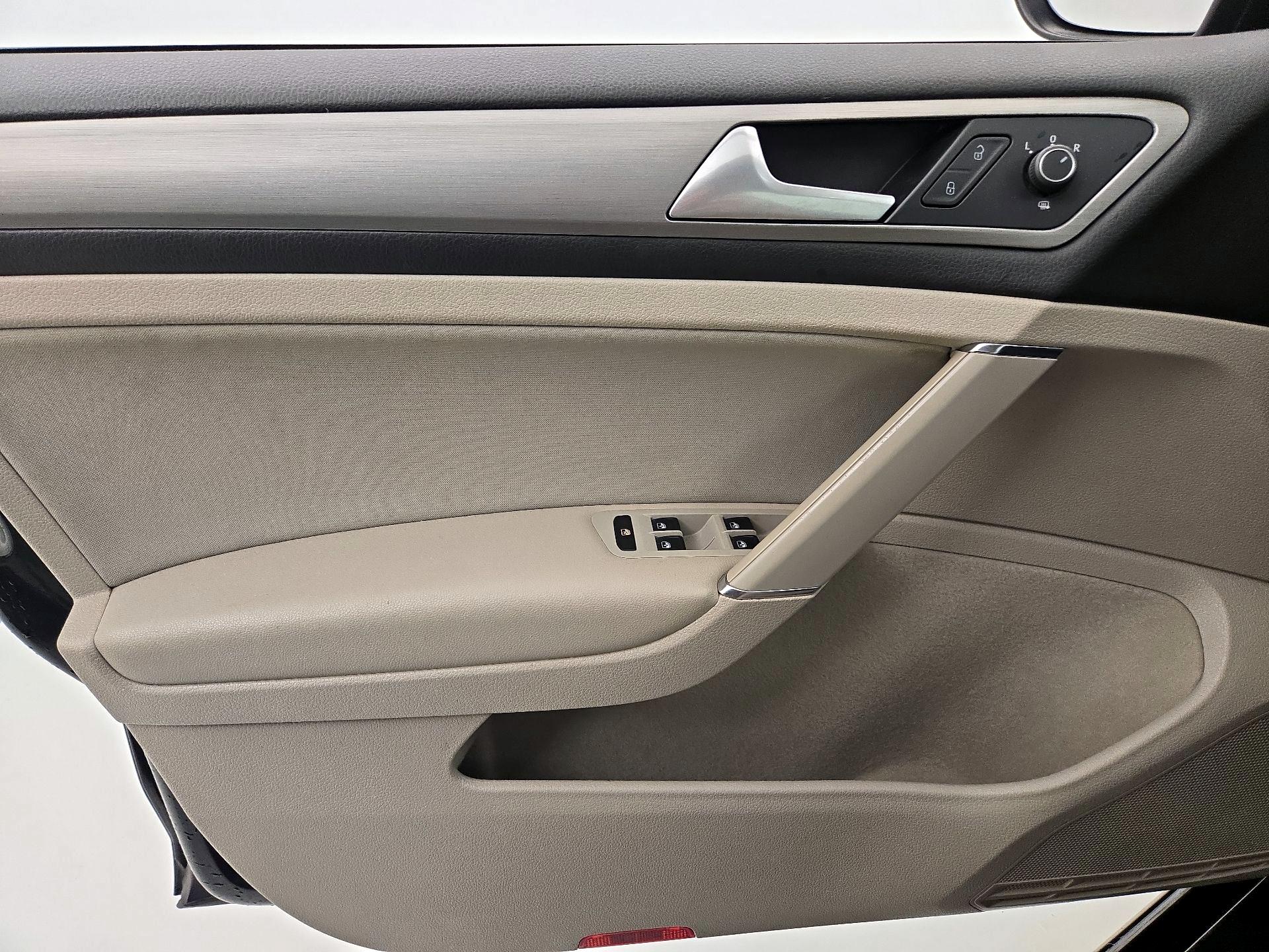 Thumbnail: 2016 Volkswagen Golf - 12