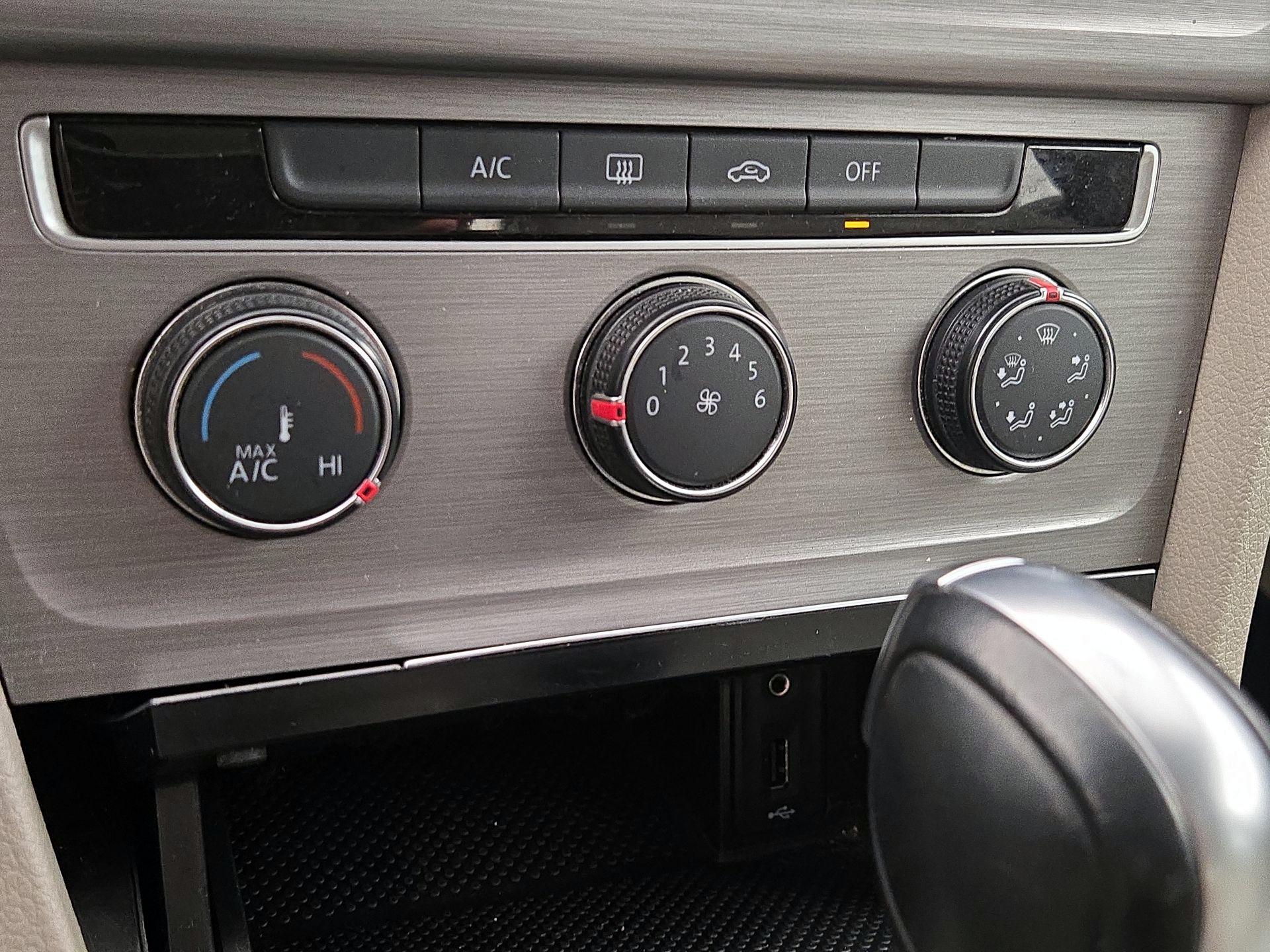 Thumbnail: 2016 Volkswagen Golf - 16