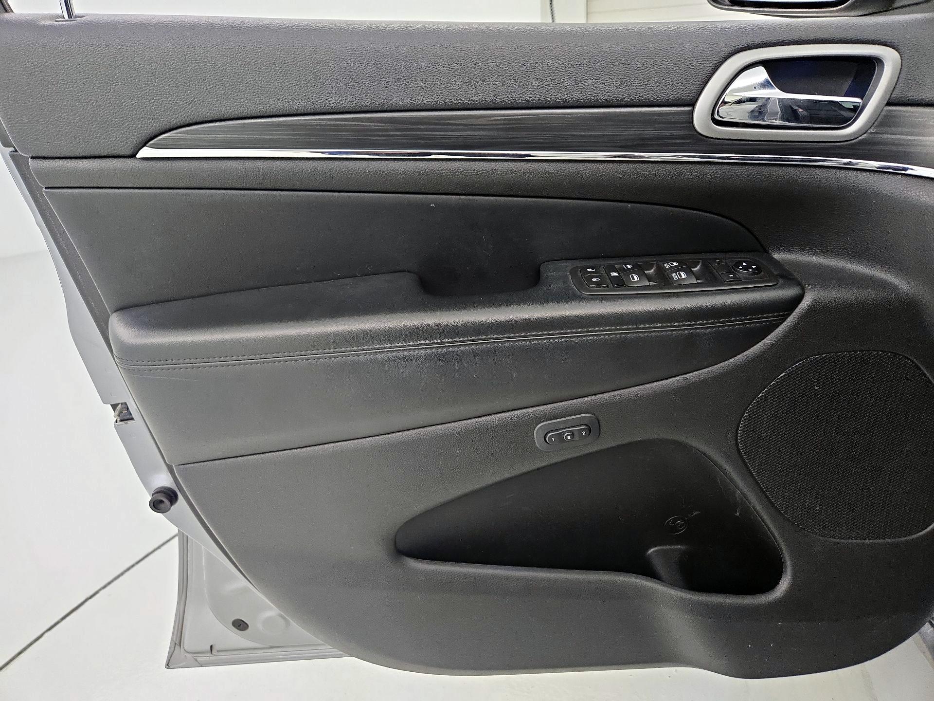 Thumbnail: 2020 Jeep Grand Cherokee - 12