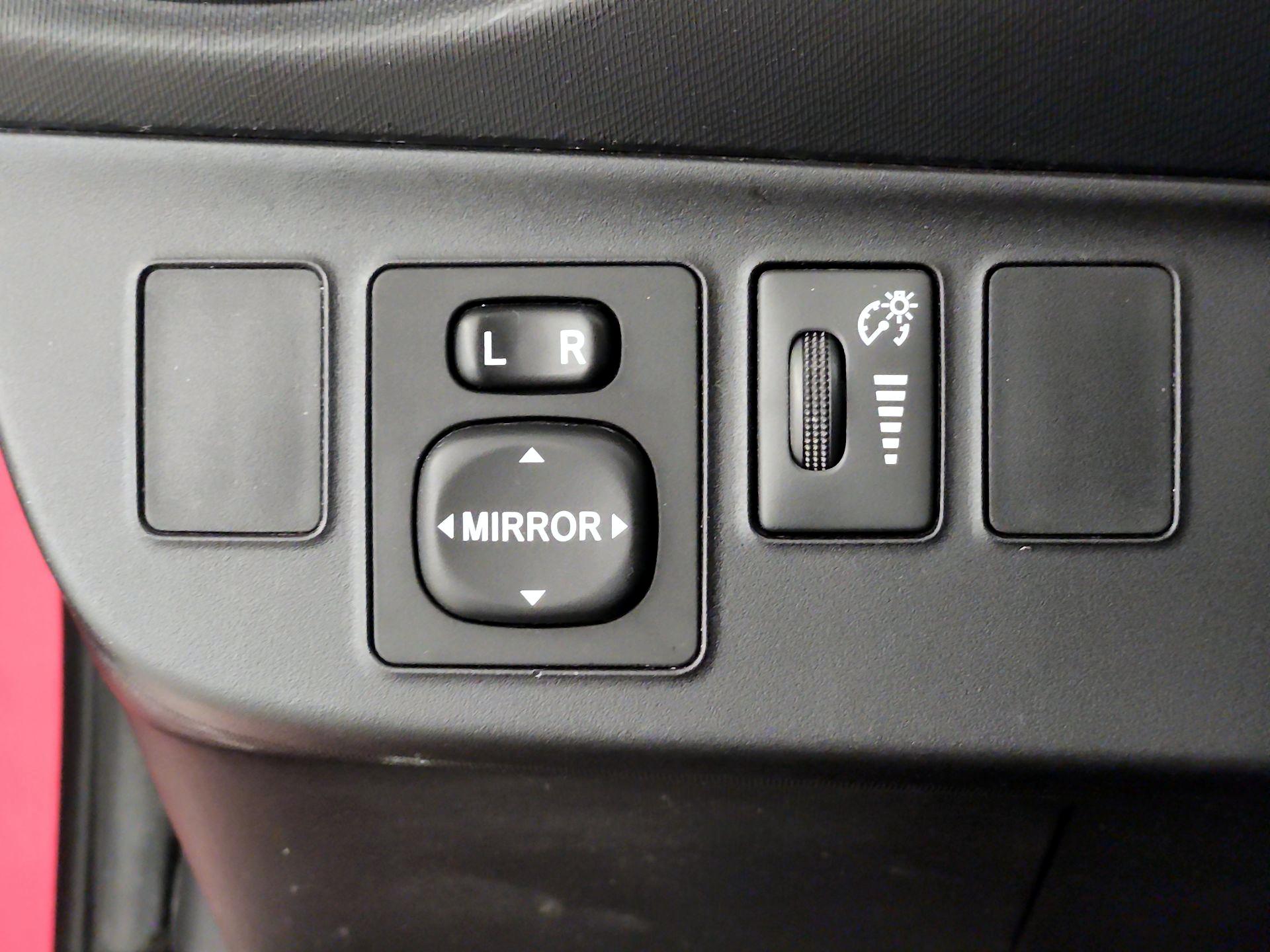 Thumbnail: 2015 Toyota Prius c - 13