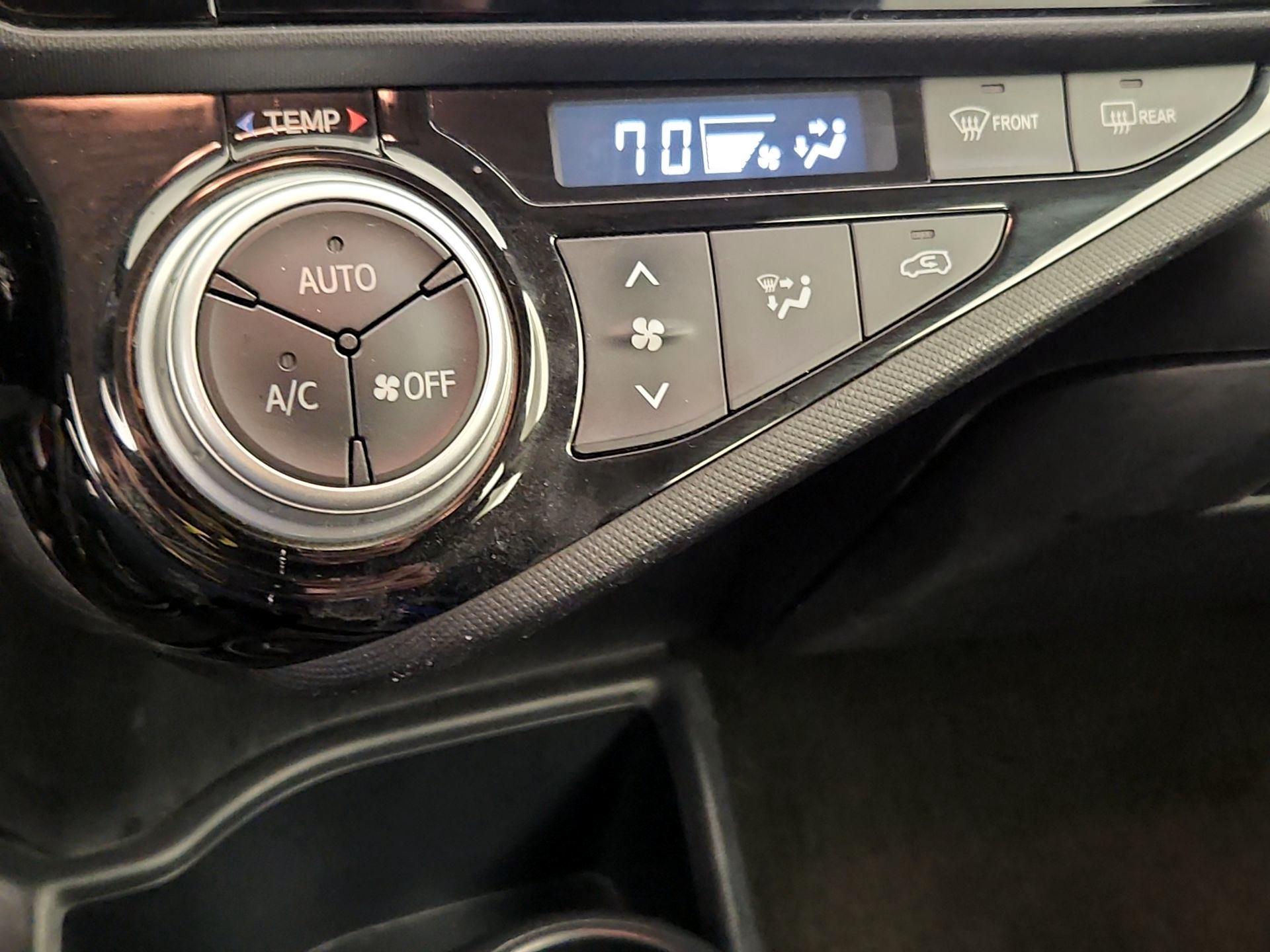 Thumbnail: 2015 Toyota Prius c - 16