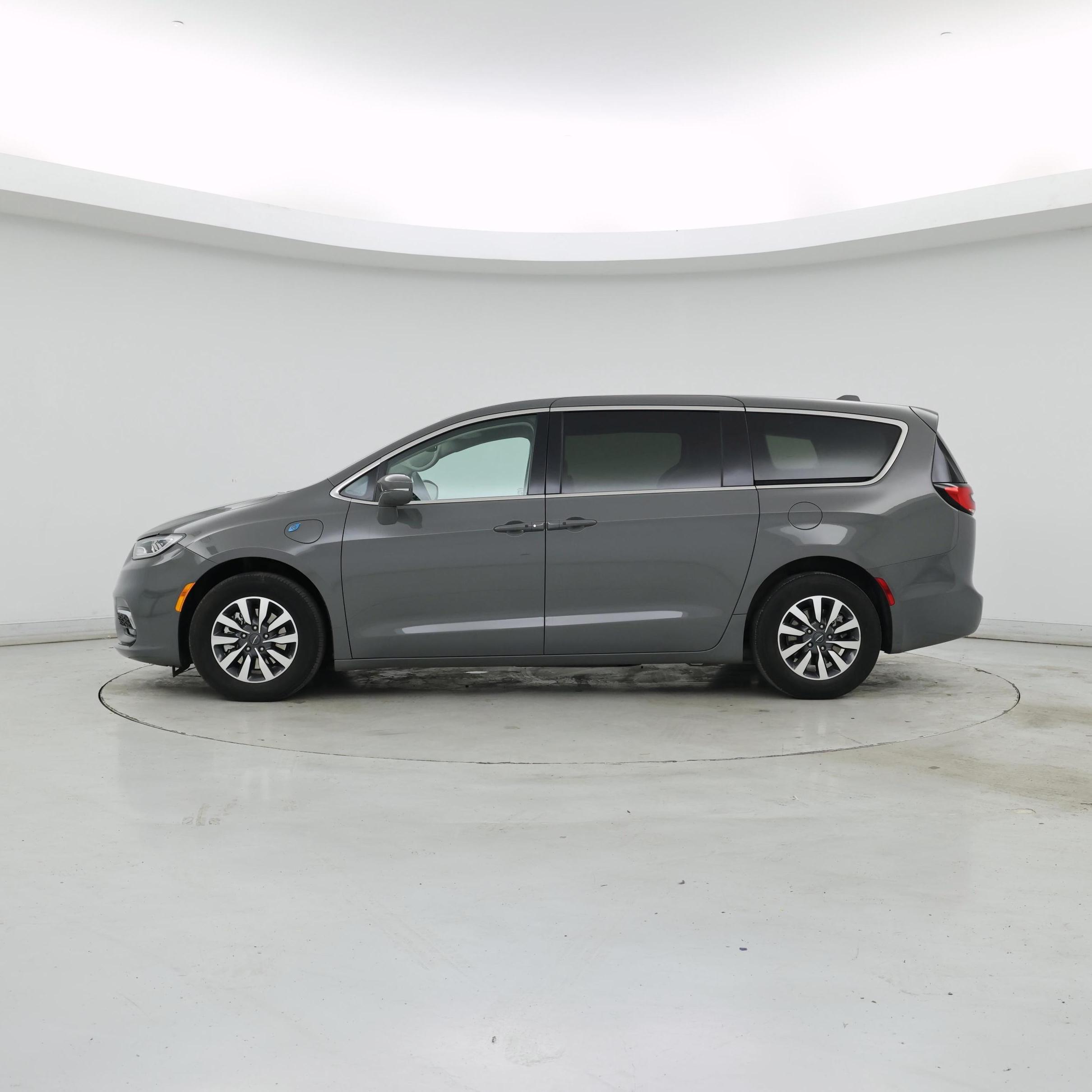 Thumbnail: 2022 Chrysler Pacifica - 3