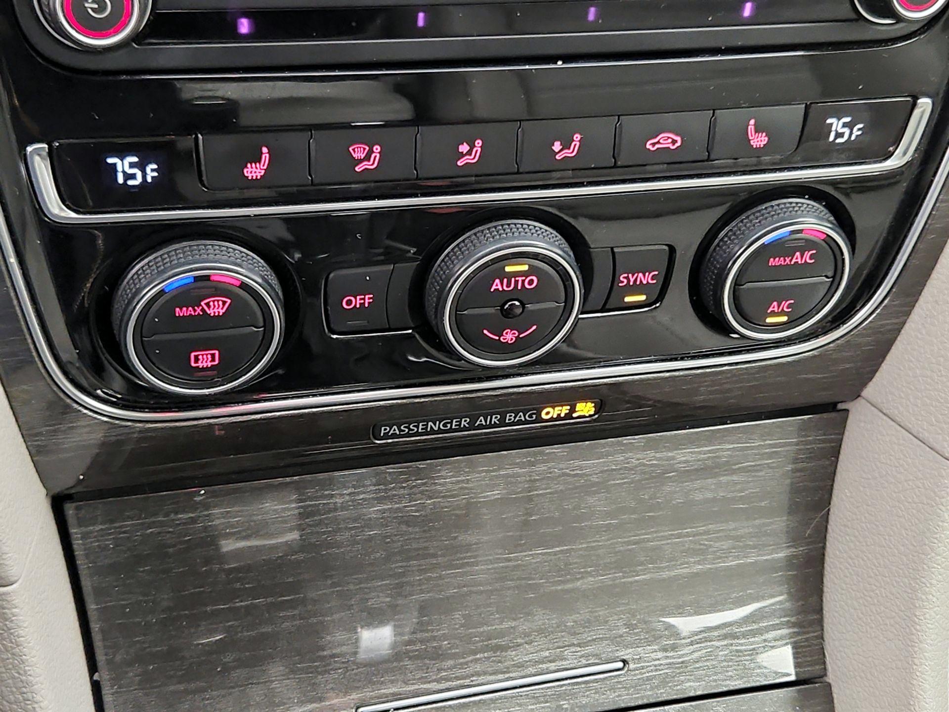 Thumbnail: 2016 Volkswagen Passat - 16