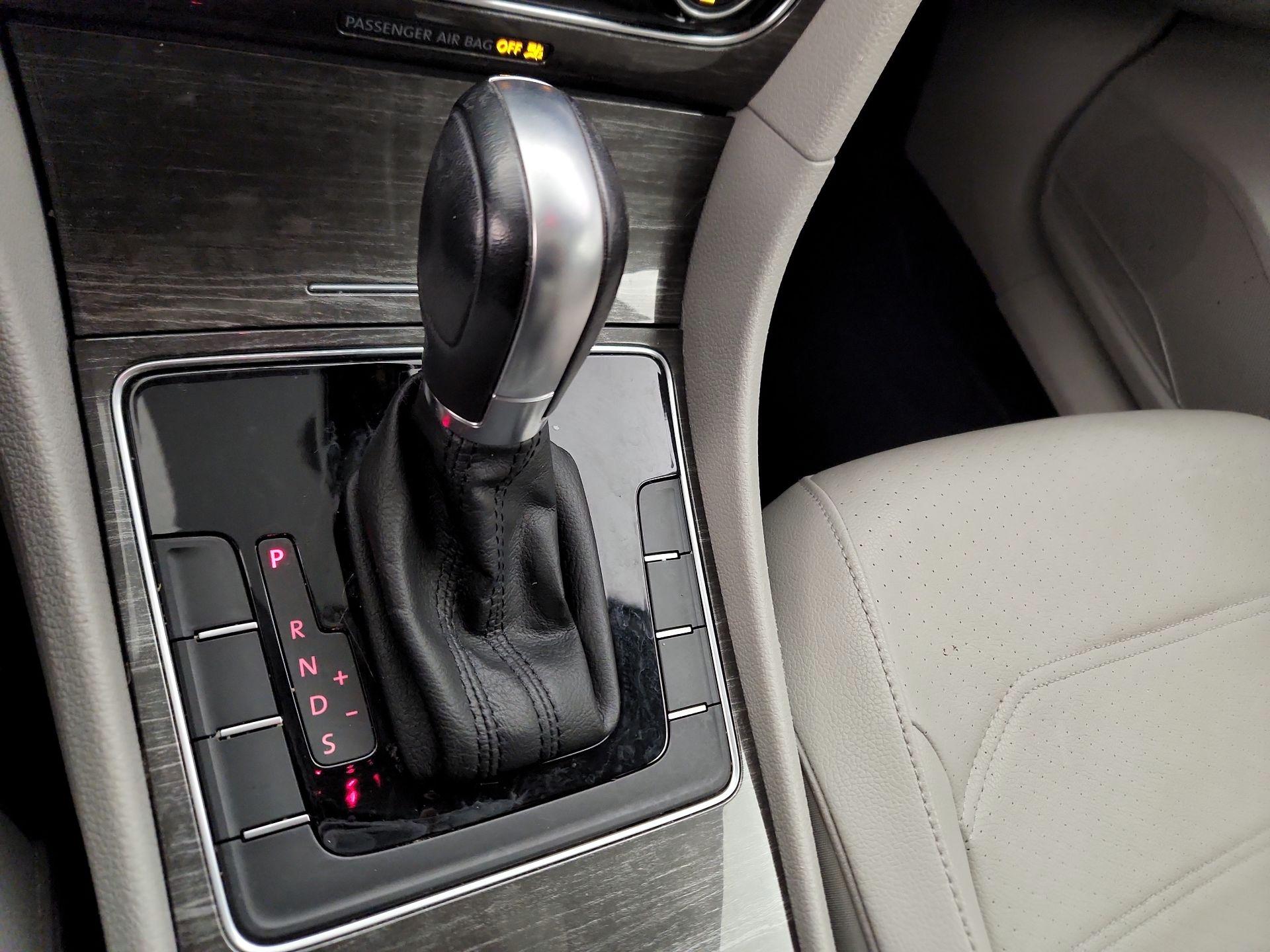 Thumbnail: 2016 Volkswagen Passat - 17