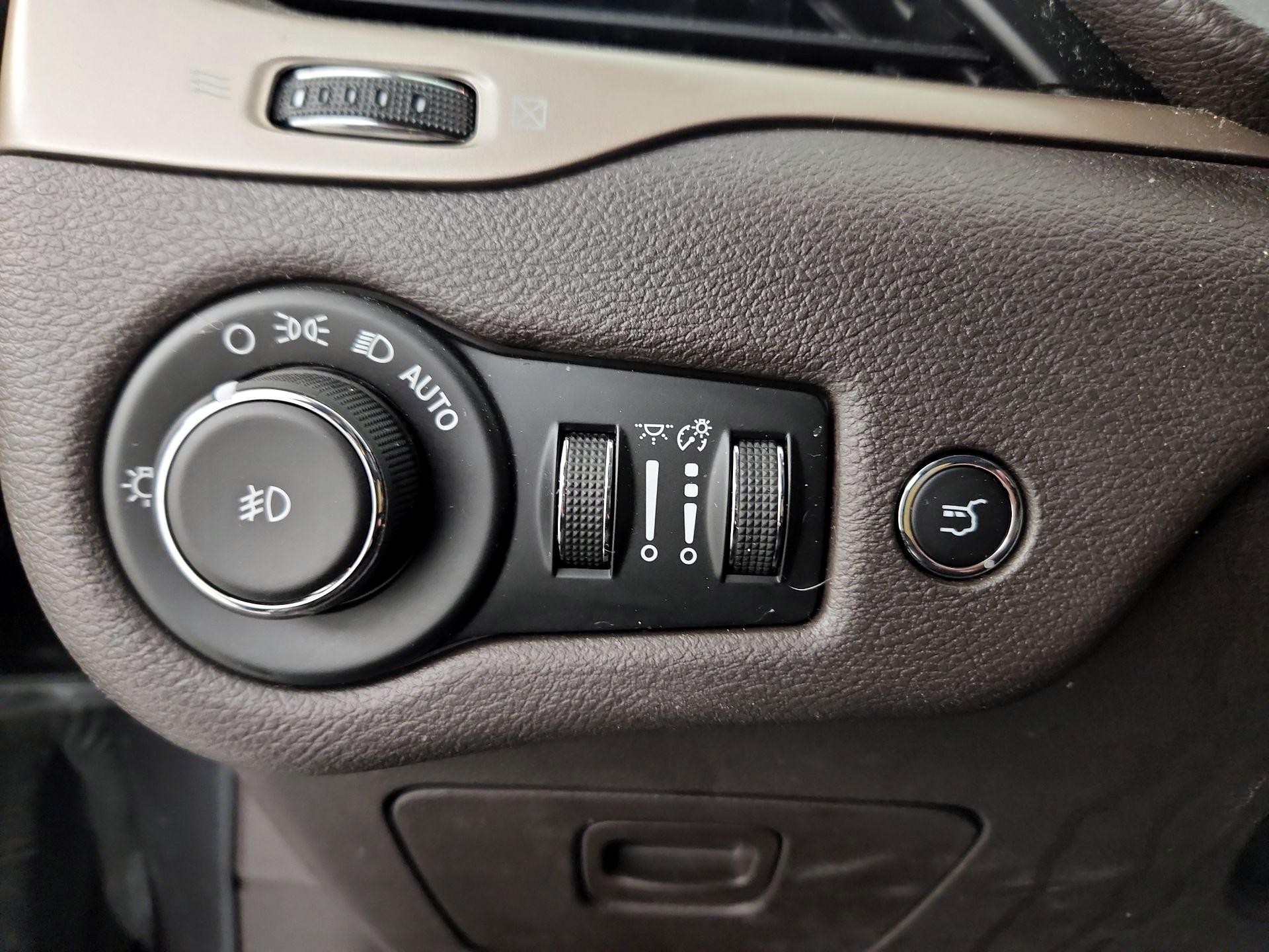 Thumbnail: 2016 Jeep Cherokee - 13