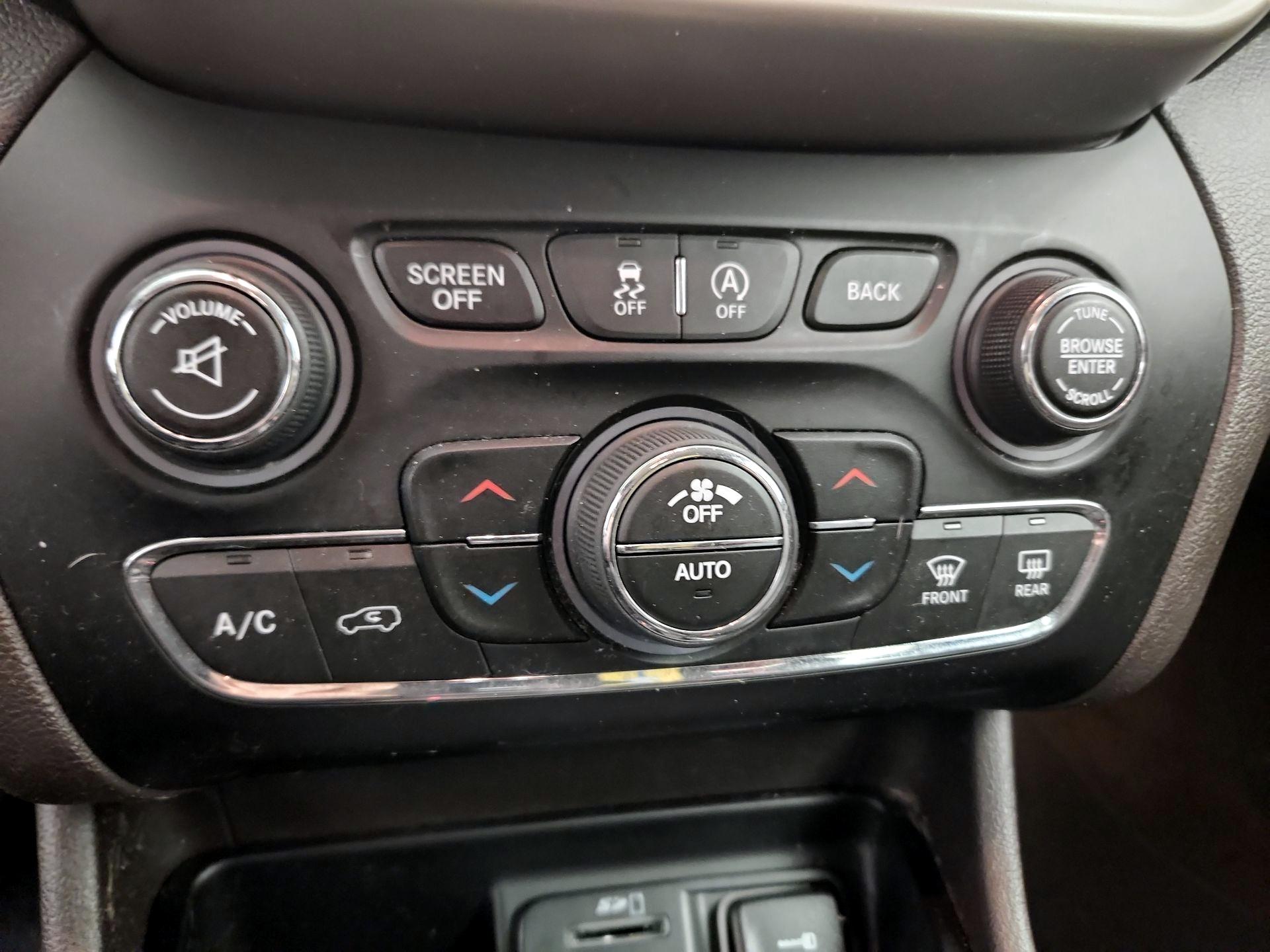 Thumbnail: 2016 Jeep Cherokee - 16