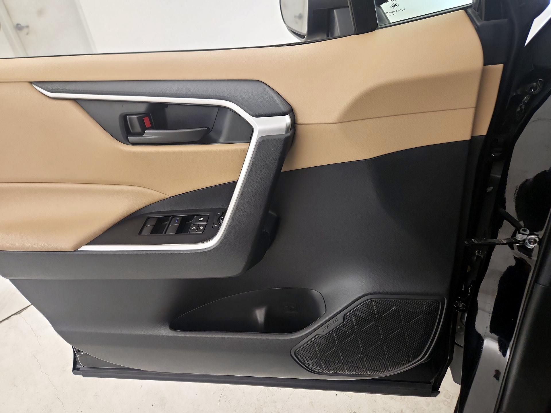 Thumbnail: 2020 Toyota RAV4 - 12