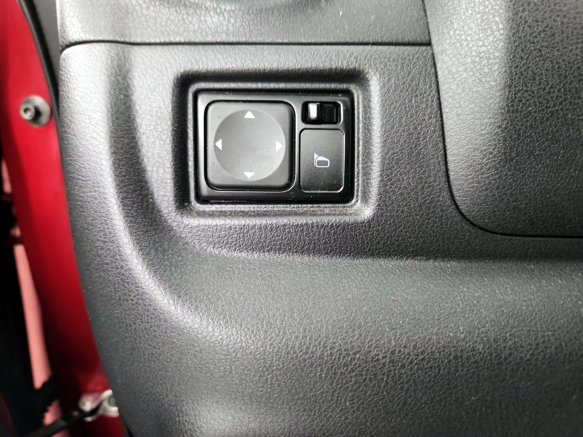 Thumbnail: 2015 Nissan Versa Note - 13