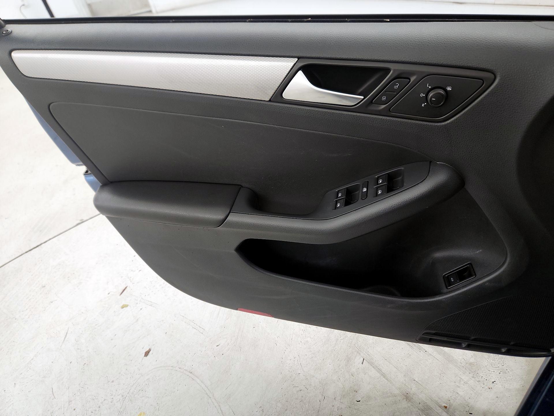 Thumbnail: 2015 Volkswagen Jetta - 12