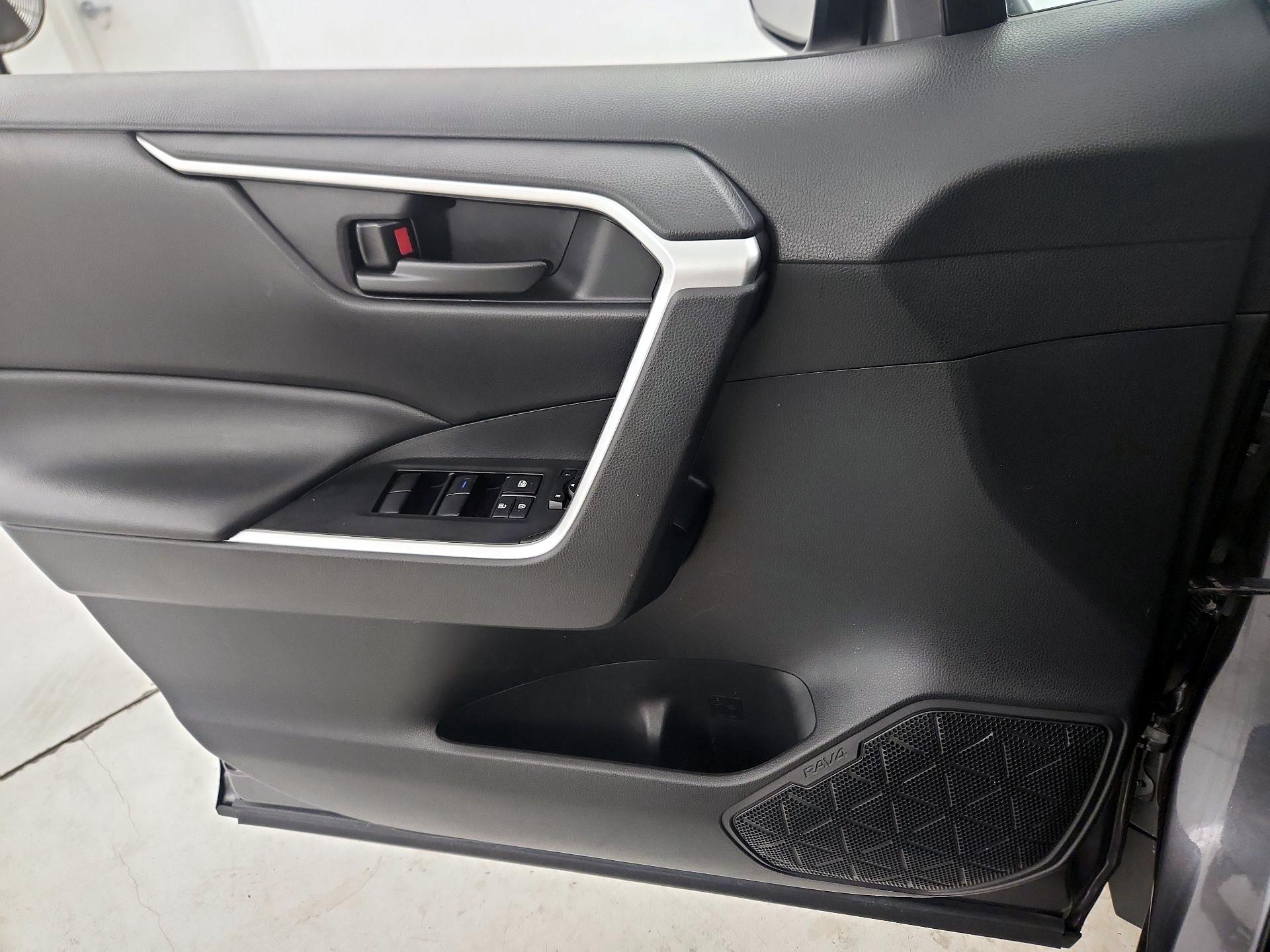 Thumbnail: 2022 Toyota RAV4 - 12