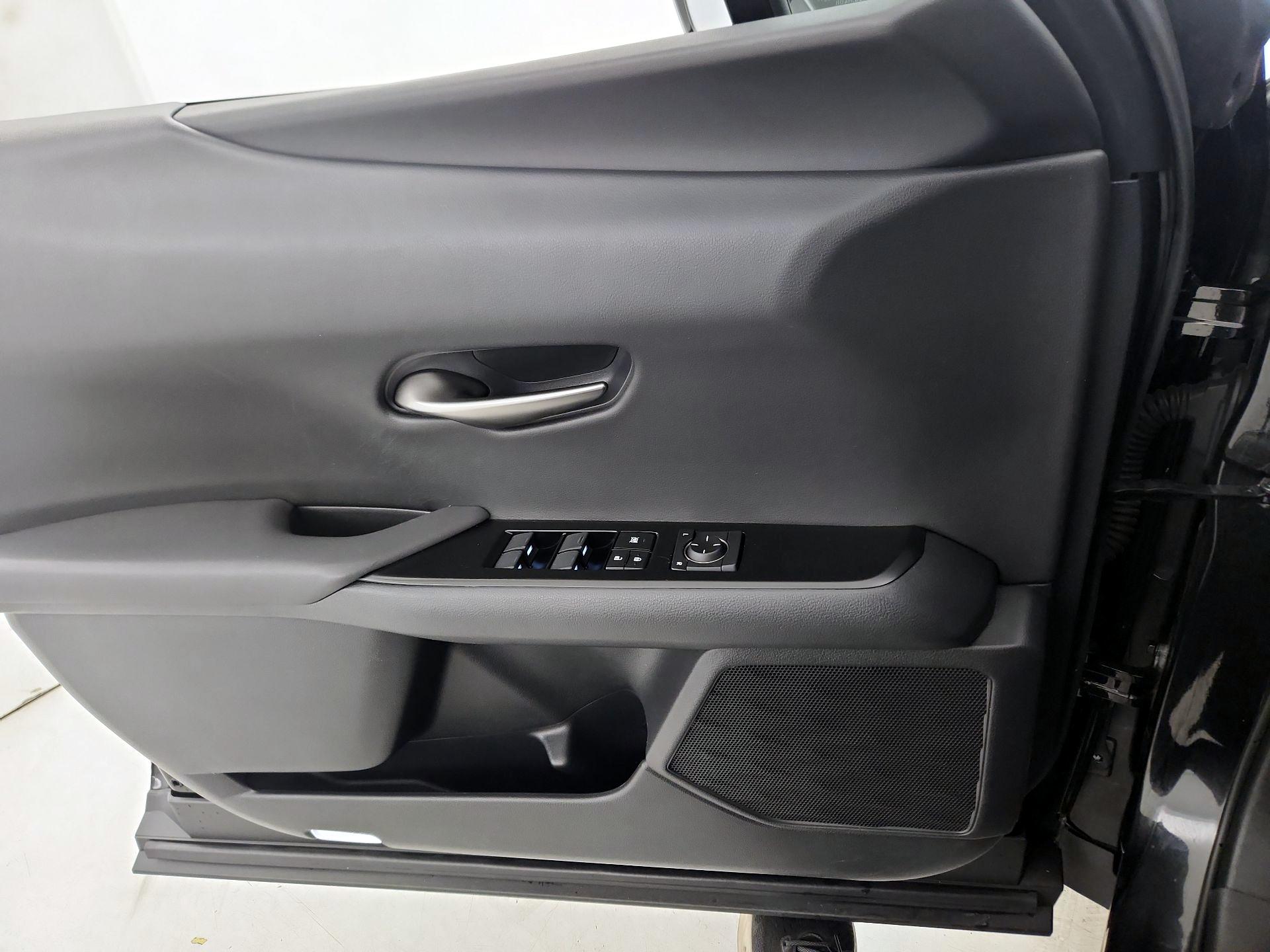 Thumbnail: 2019 Lexus UX - 12