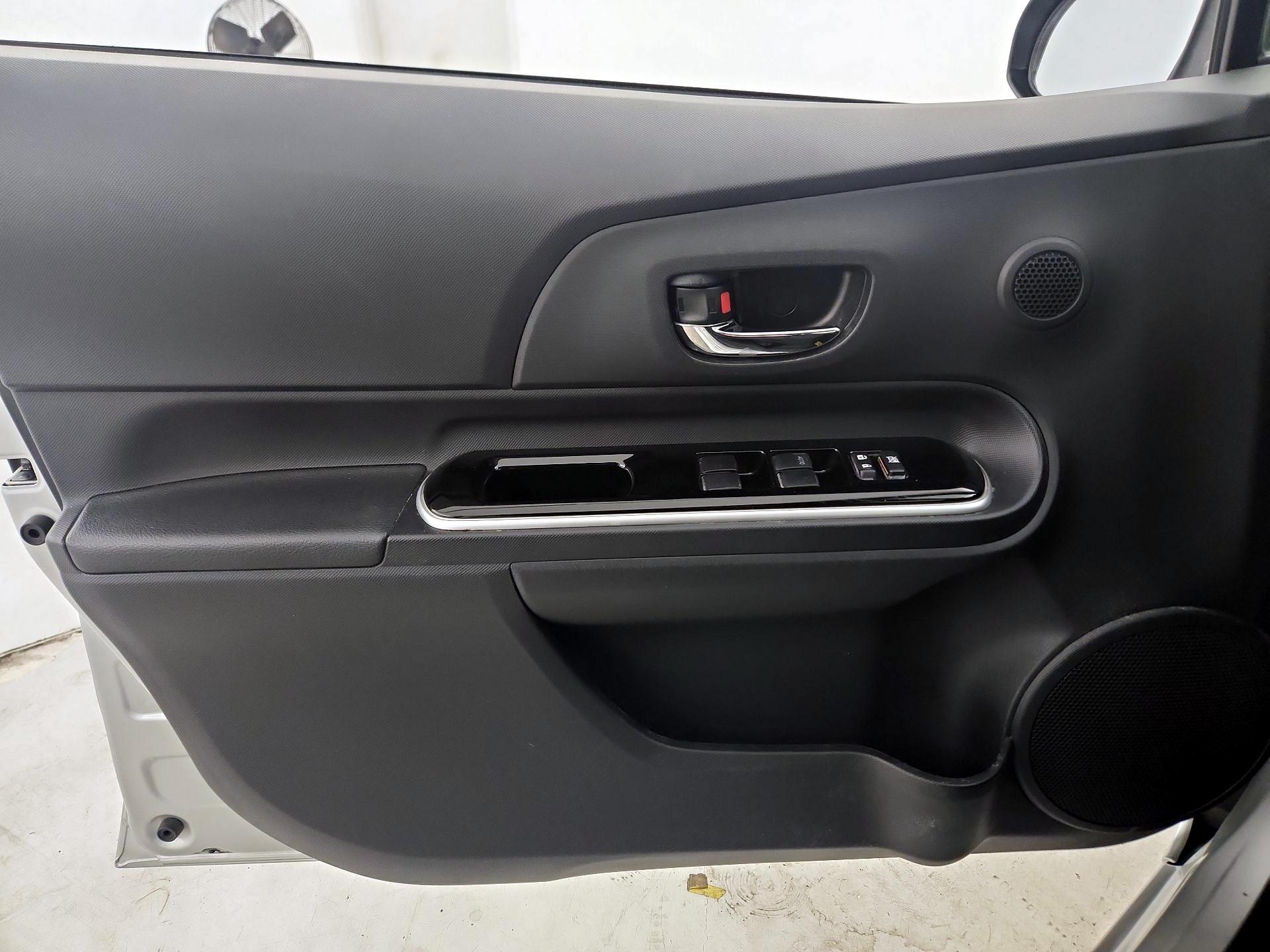 Thumbnail: 2015 Toyota Prius c - 12