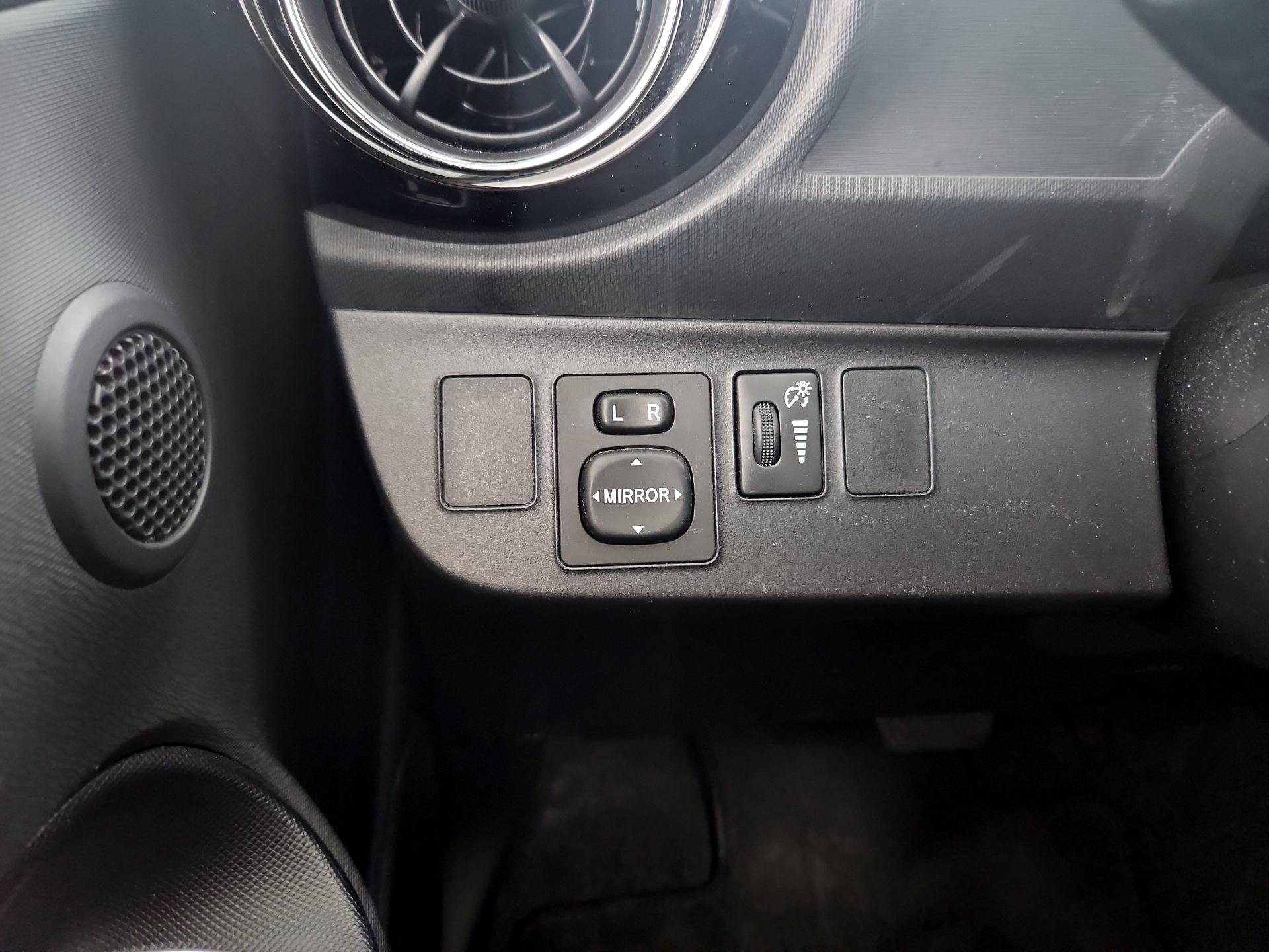 Thumbnail: 2015 Toyota Prius c - 13