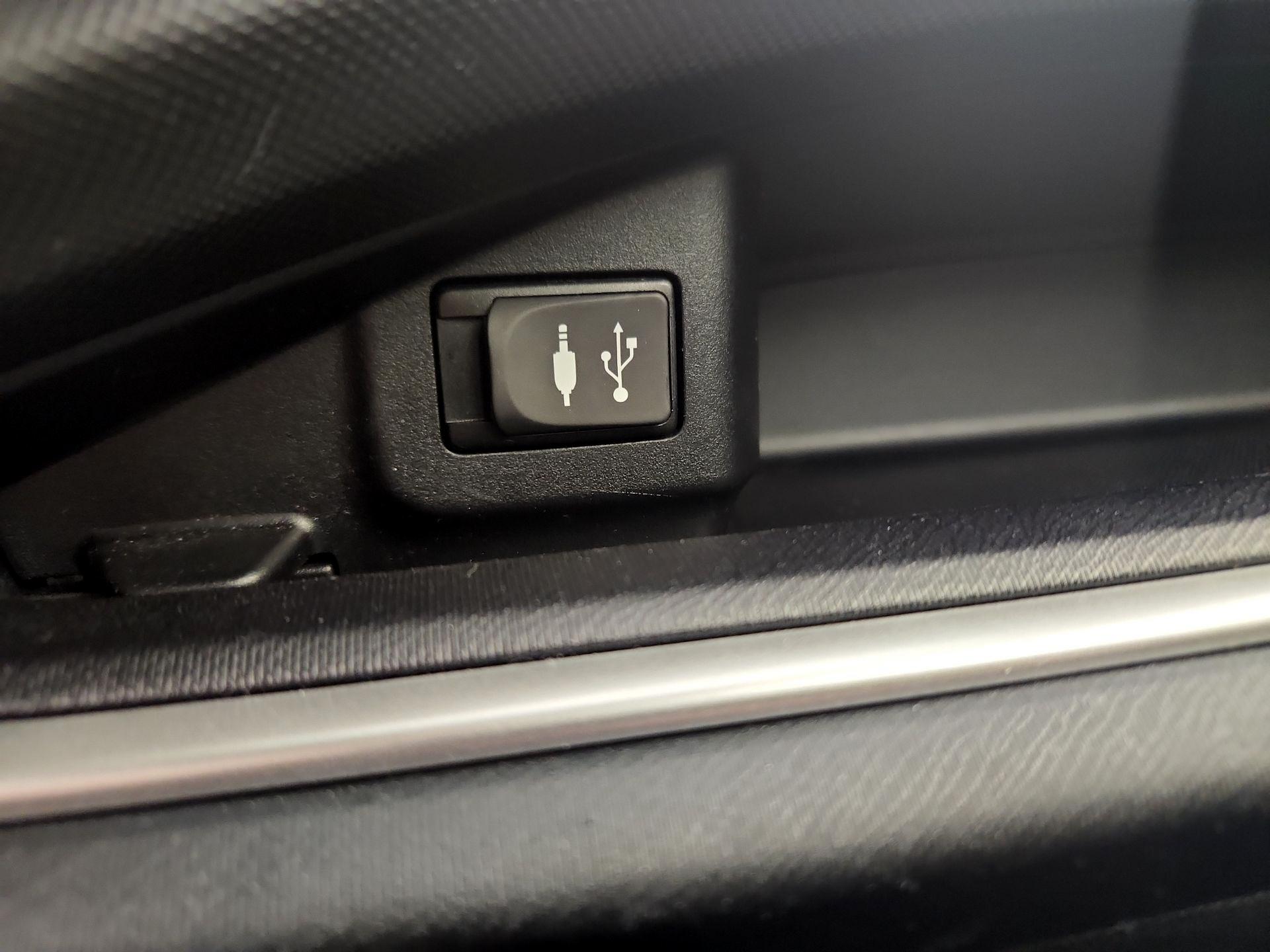 Thumbnail: 2015 Toyota Prius c - 17