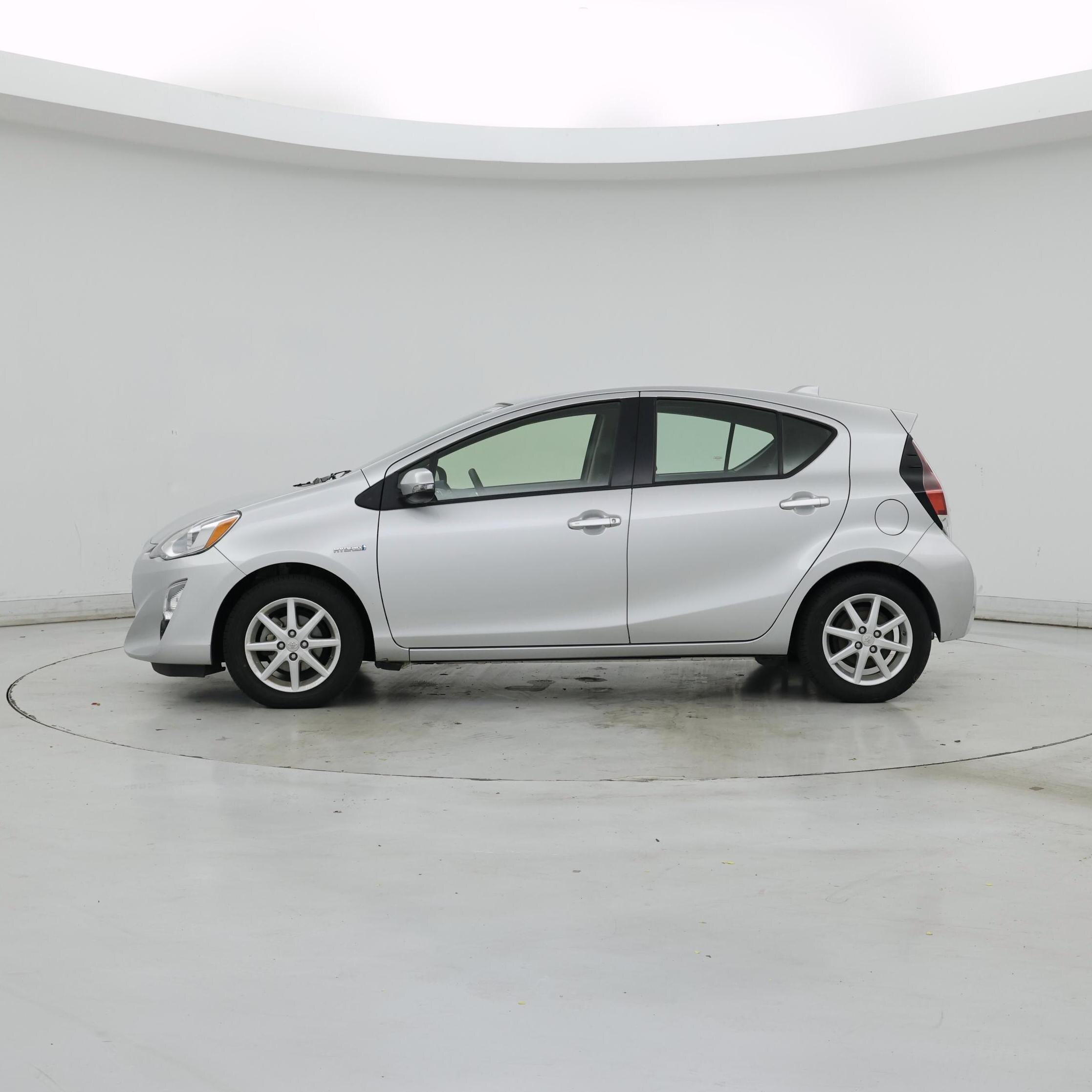 Thumbnail: 2015 Toyota Prius c - 3