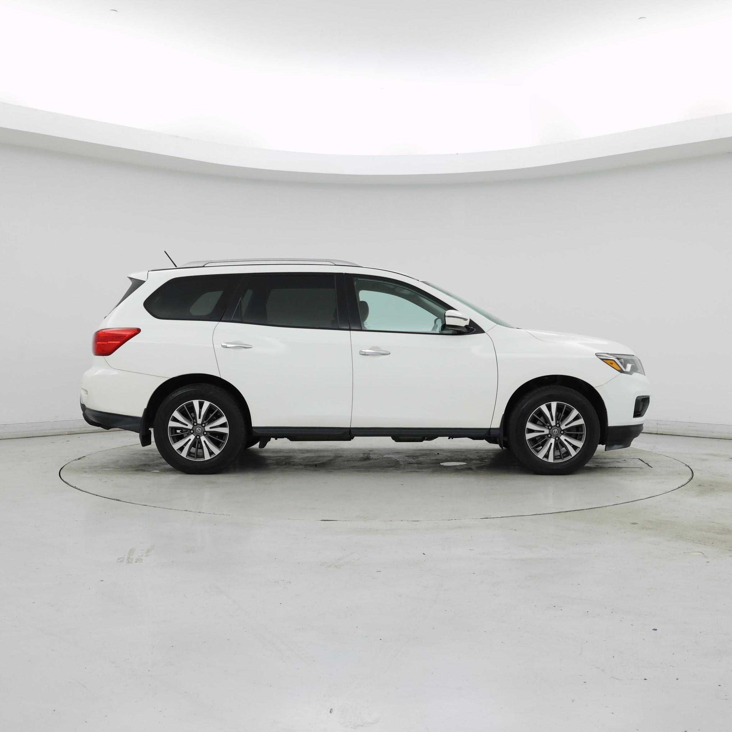 Thumbnail: 2017 Nissan Pathfinder - 7