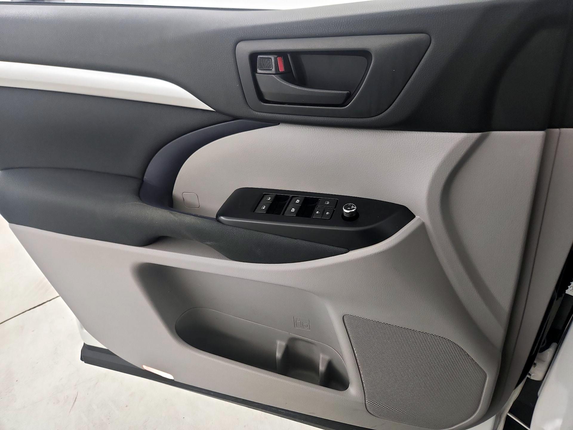 Thumbnail: 2019 Toyota Highlander - 12