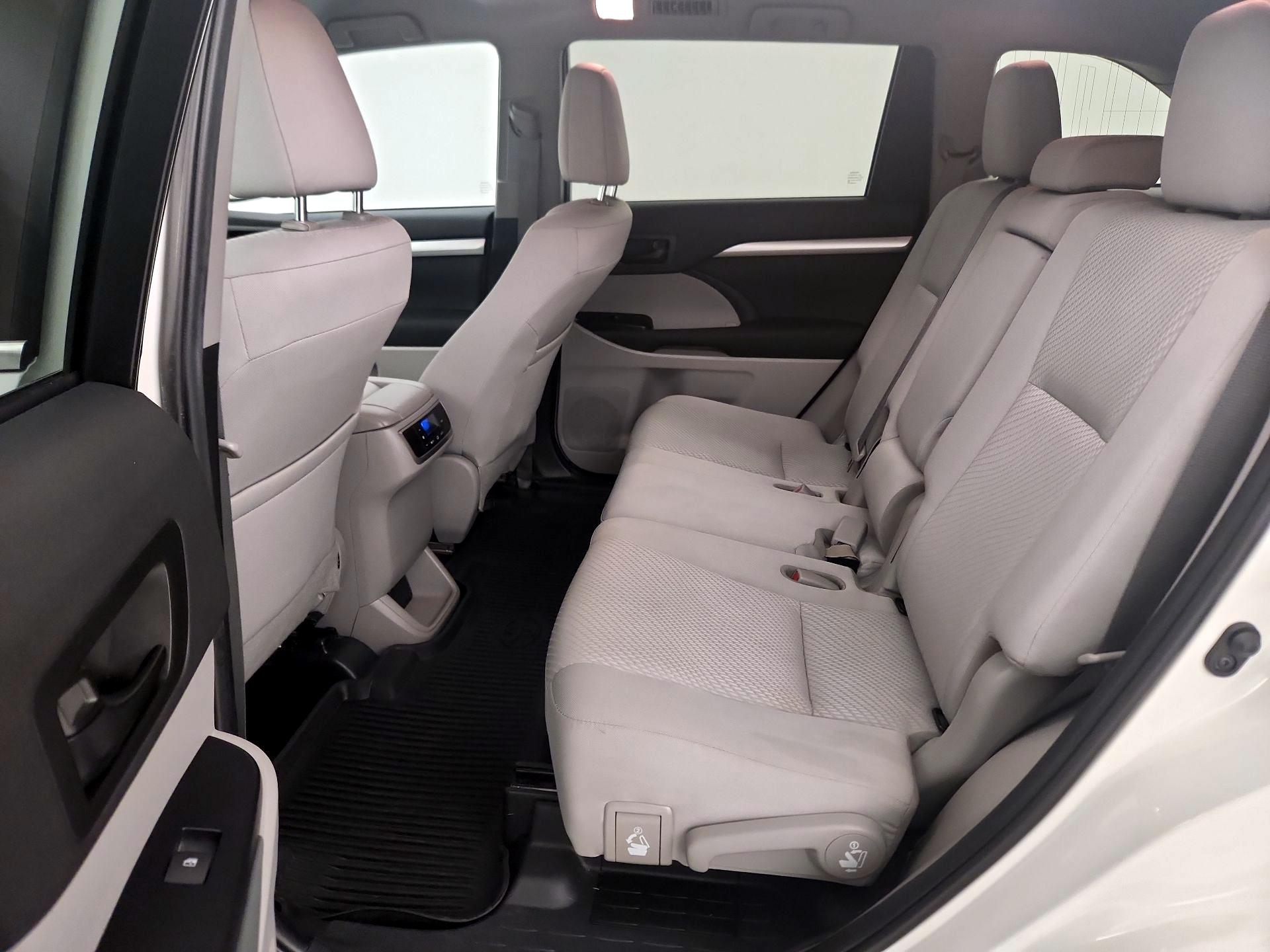 Thumbnail: 2019 Toyota Highlander - 18