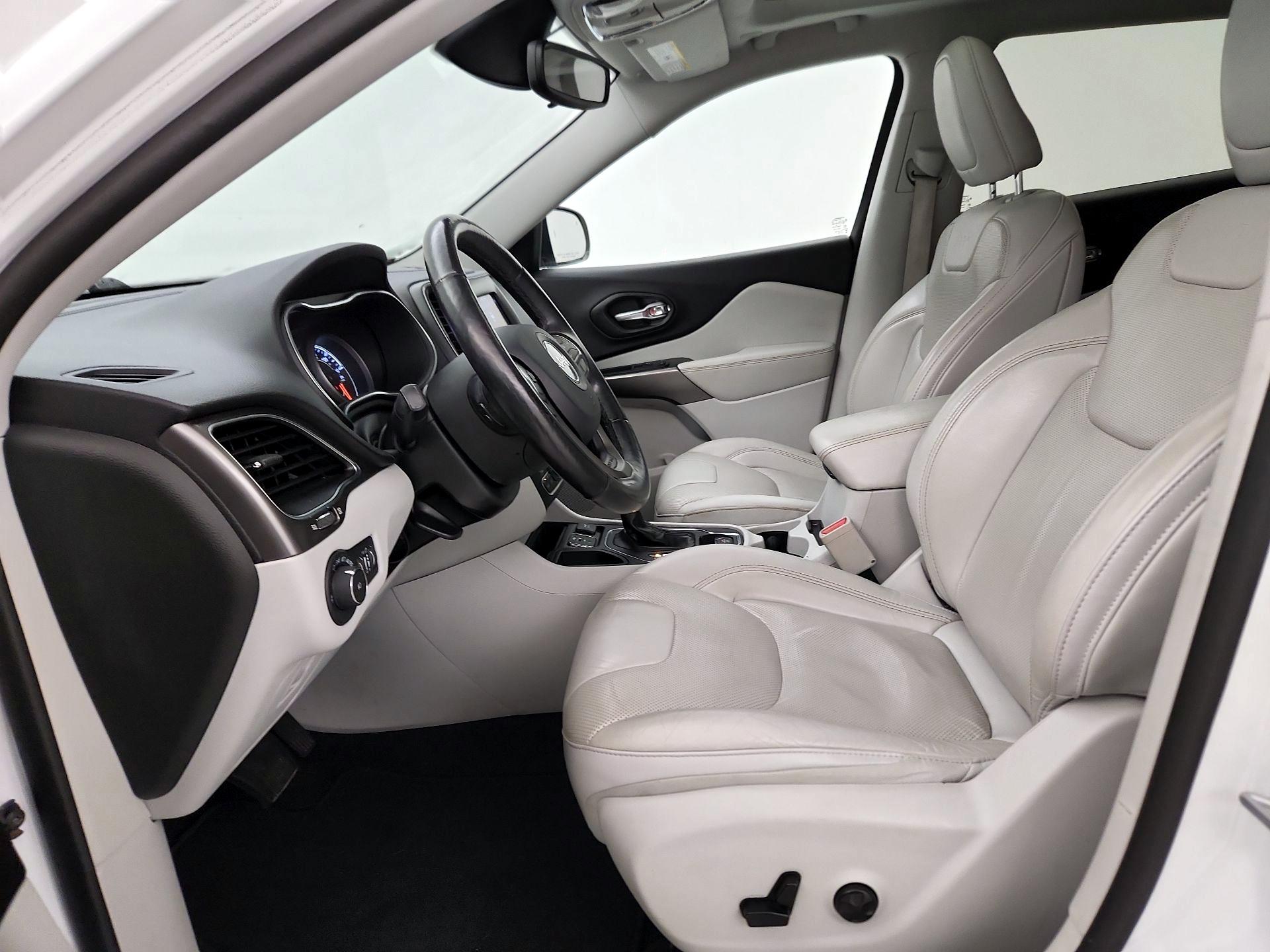 Thumbnail: 2020 Jeep Cherokee - 11