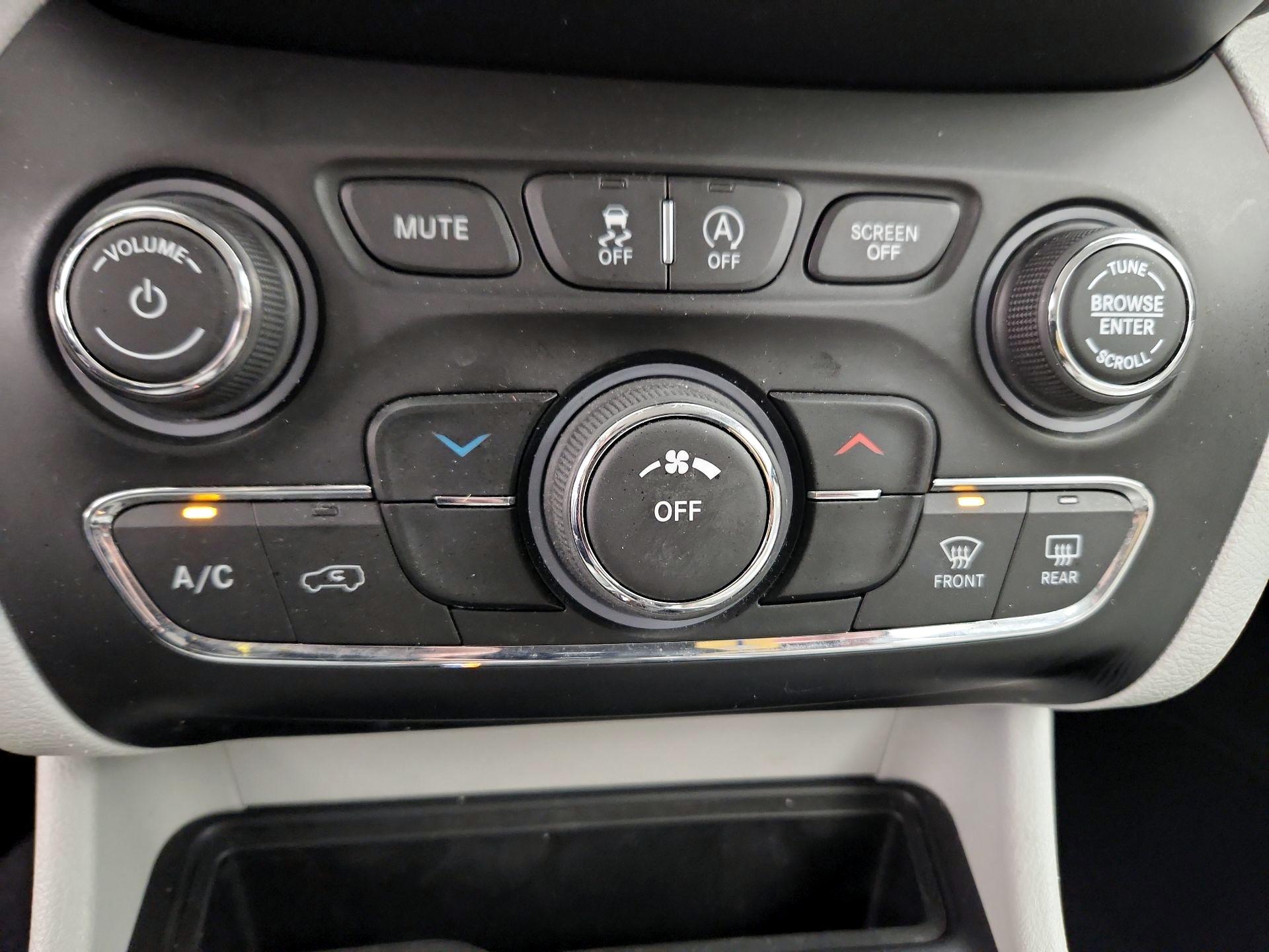 Thumbnail: 2020 Jeep Cherokee - 16