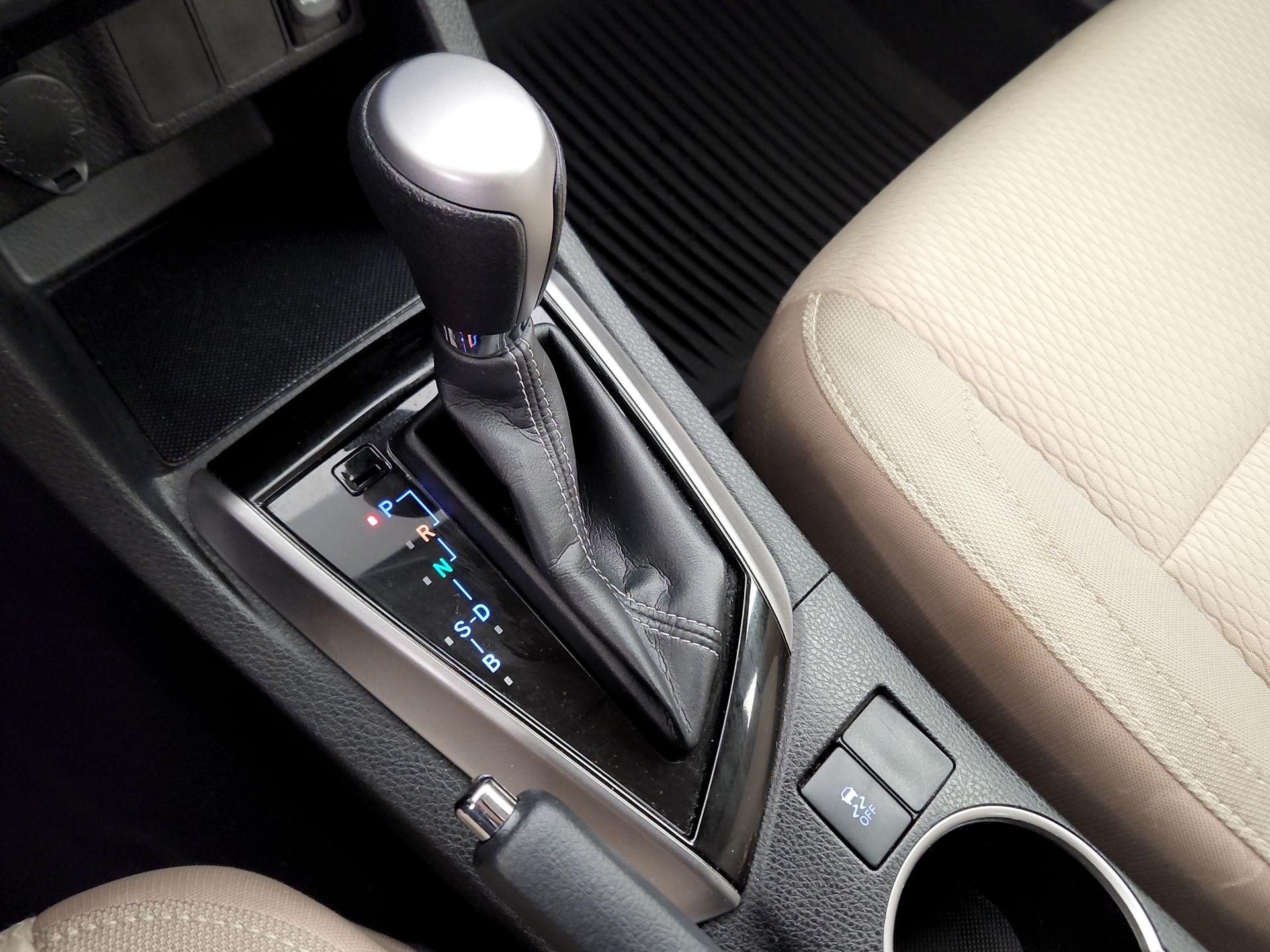 Thumbnail: 2015 Toyota Corolla - 17