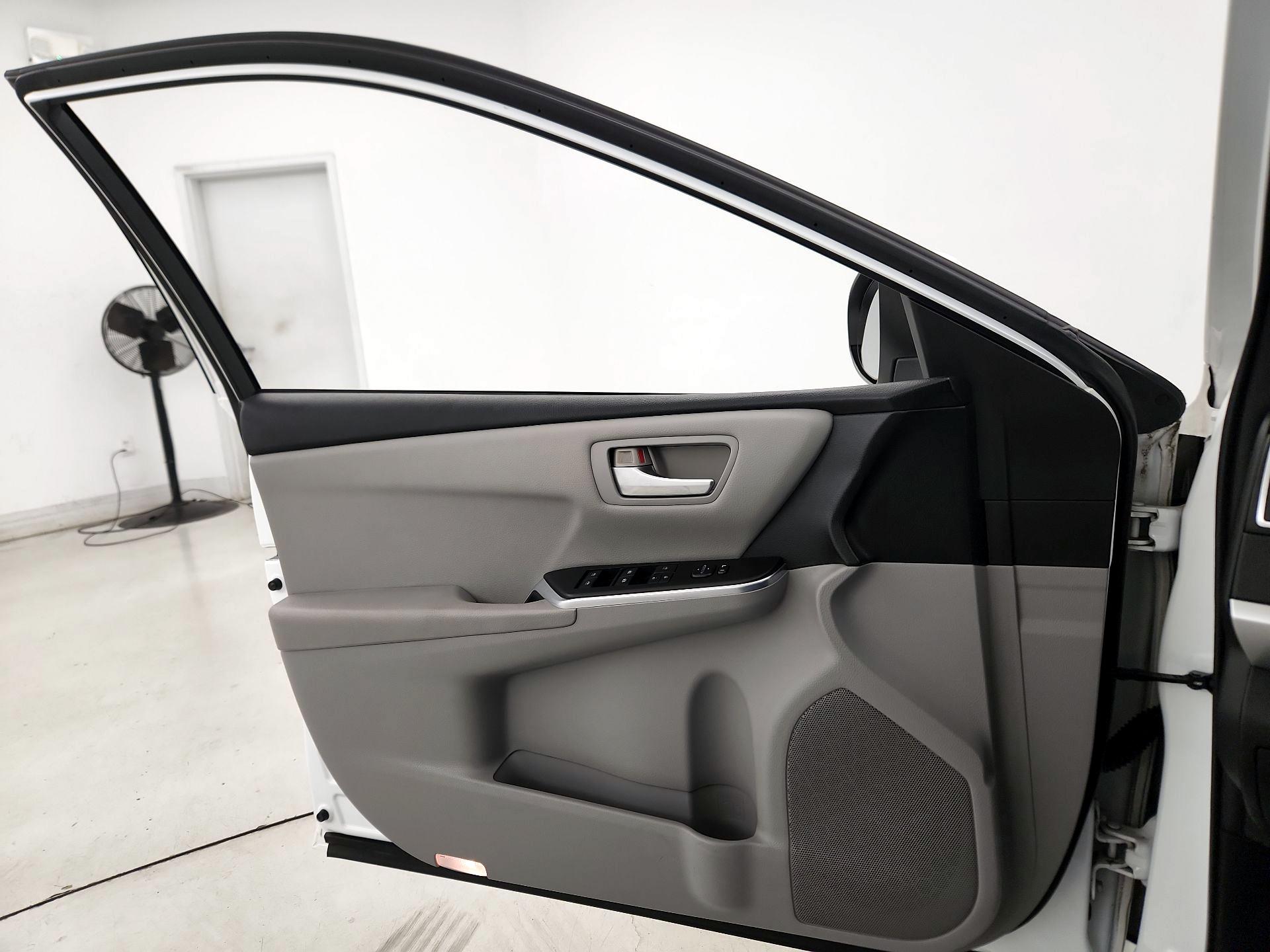 Thumbnail: 2016 Toyota Camry - 12