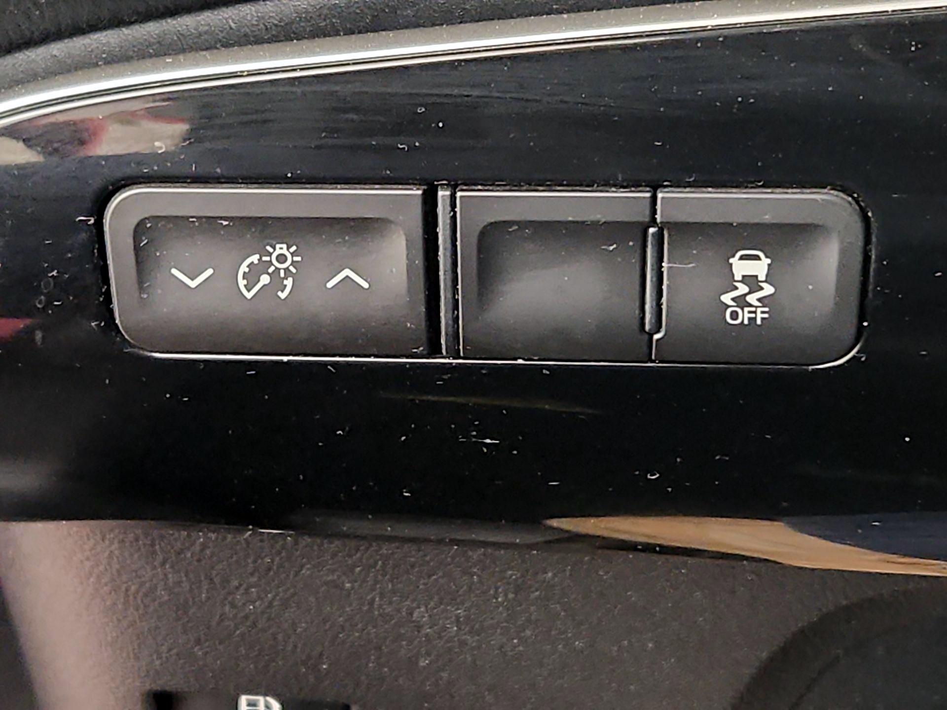 Thumbnail: 2016 Toyota Prius - 11