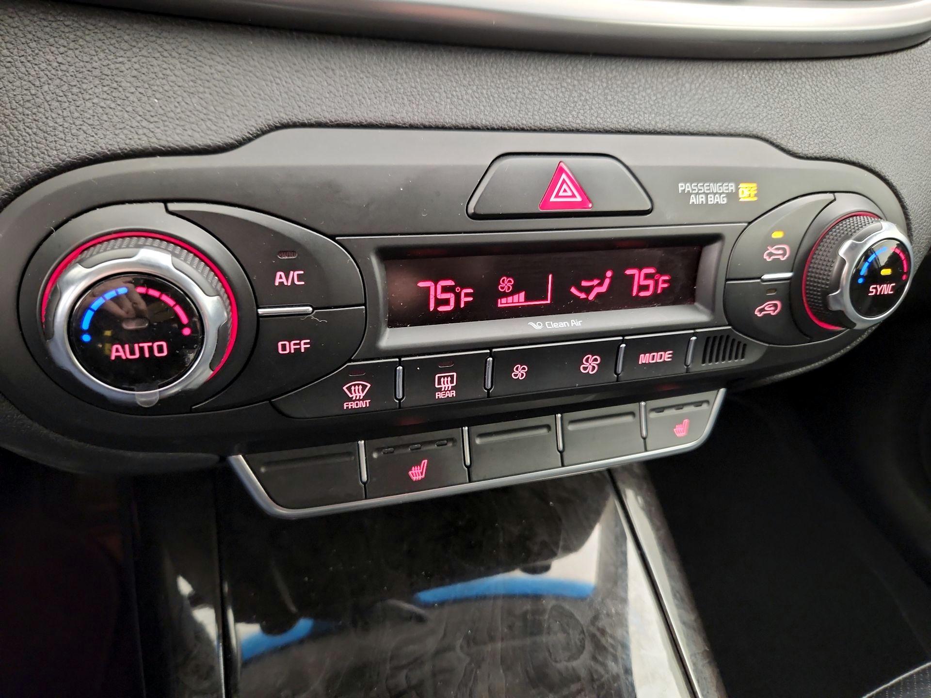 Thumbnail: 2016 Kia Sorento - 16