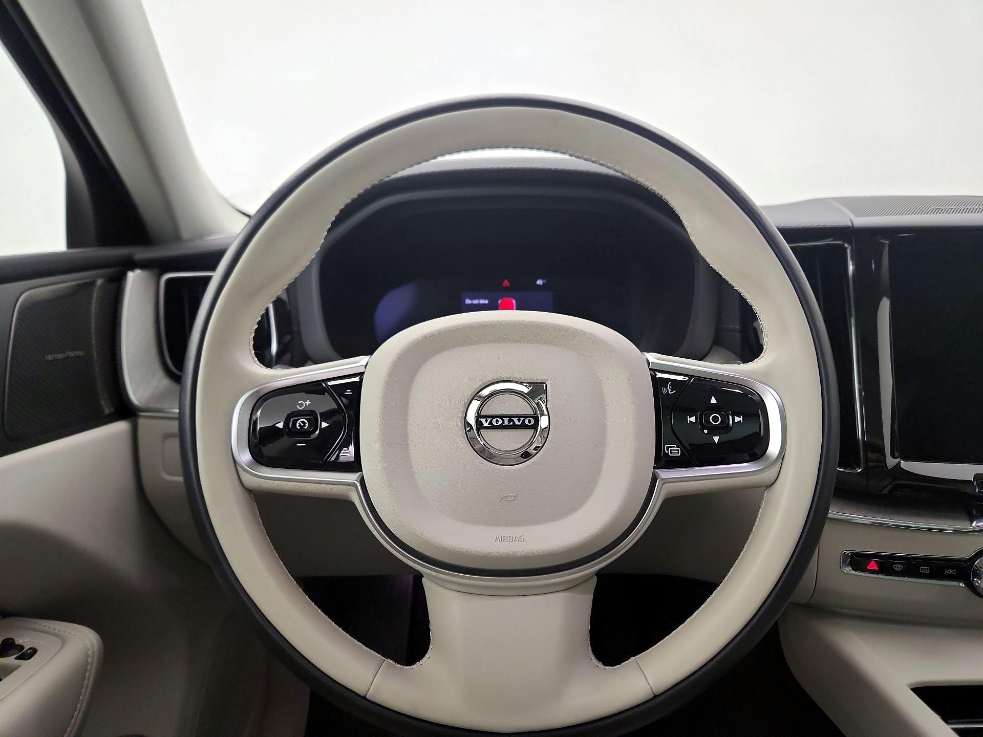 Thumbnail: 2025 Volvo XC60 - 10