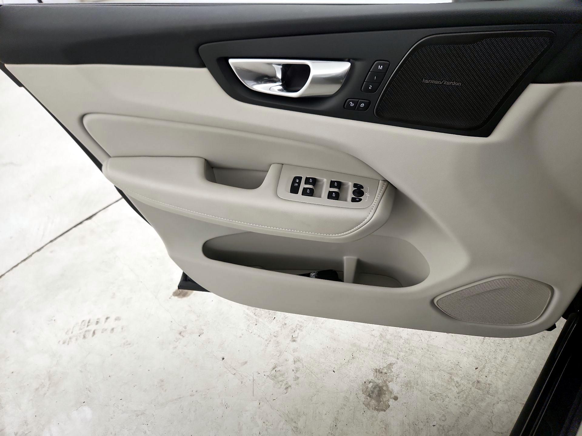 Thumbnail: 2025 Volvo XC60 - 12