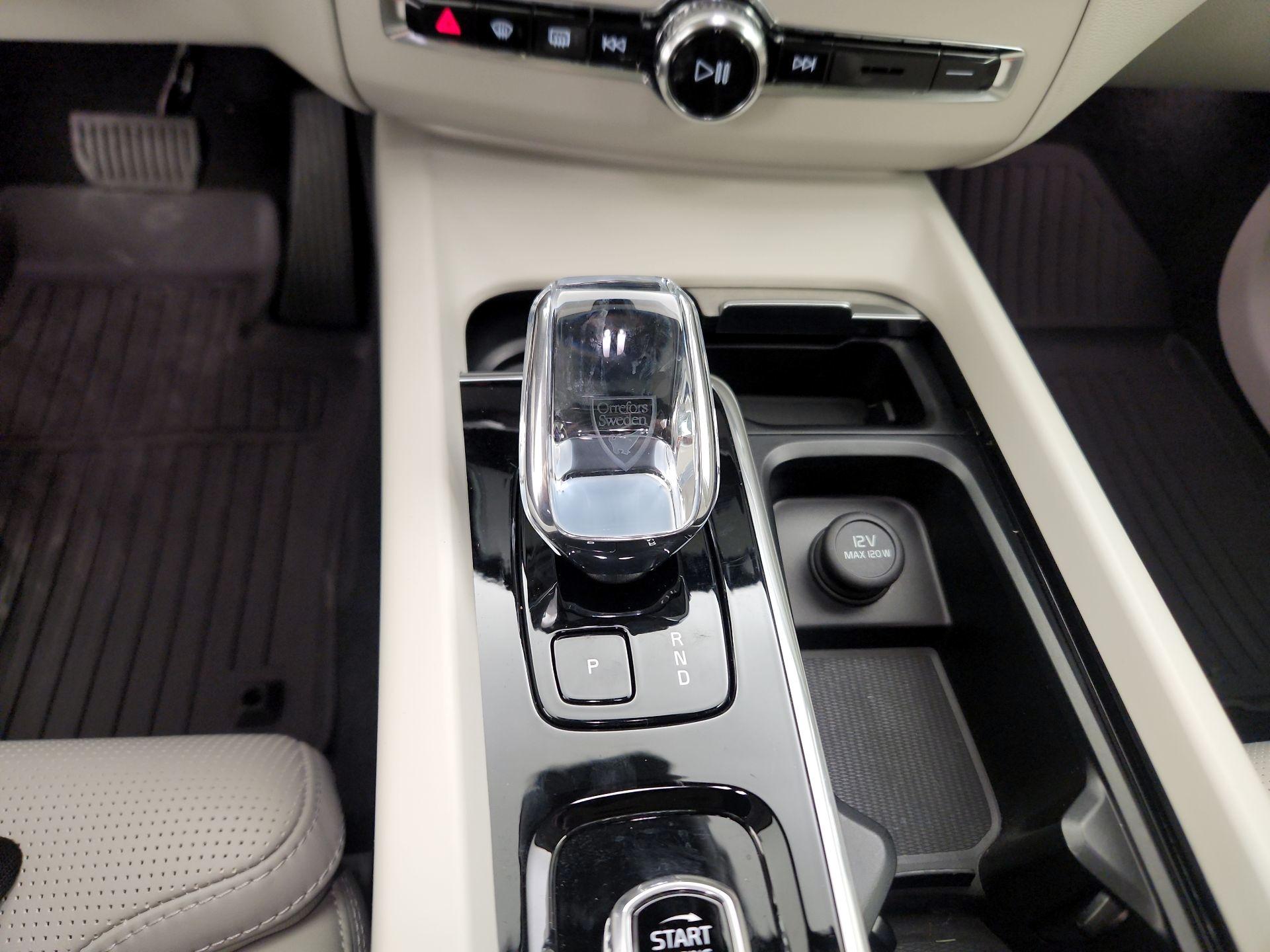 Thumbnail: 2025 Volvo XC60 - 17