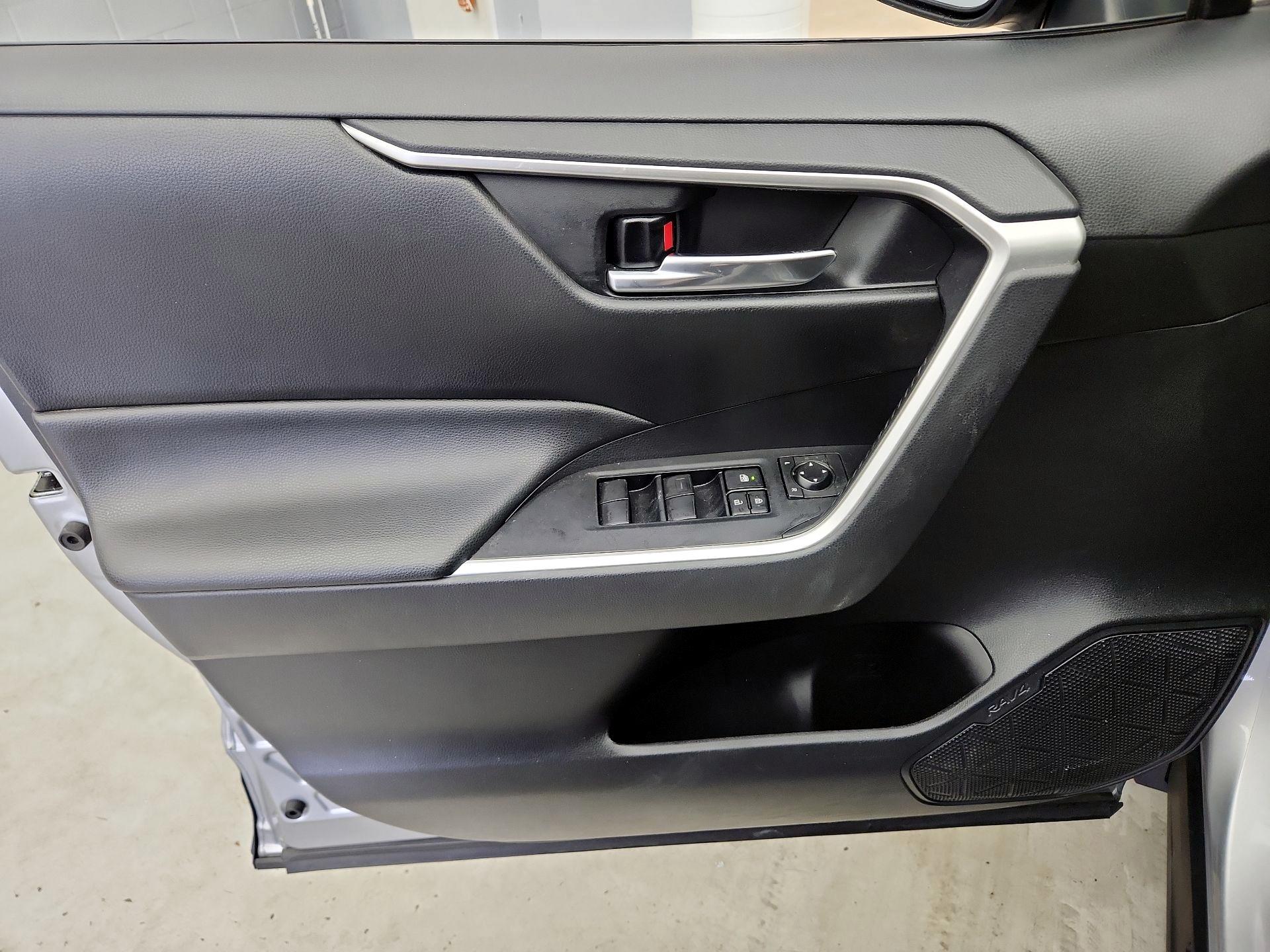 Thumbnail: 2019 Toyota RAV4 - 12