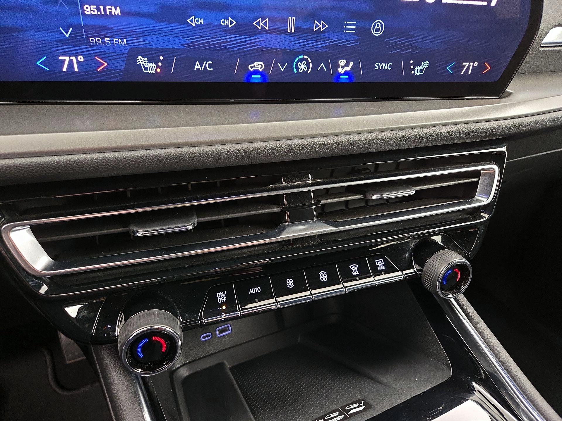 Thumbnail: 2025 Chevrolet Traverse - 16