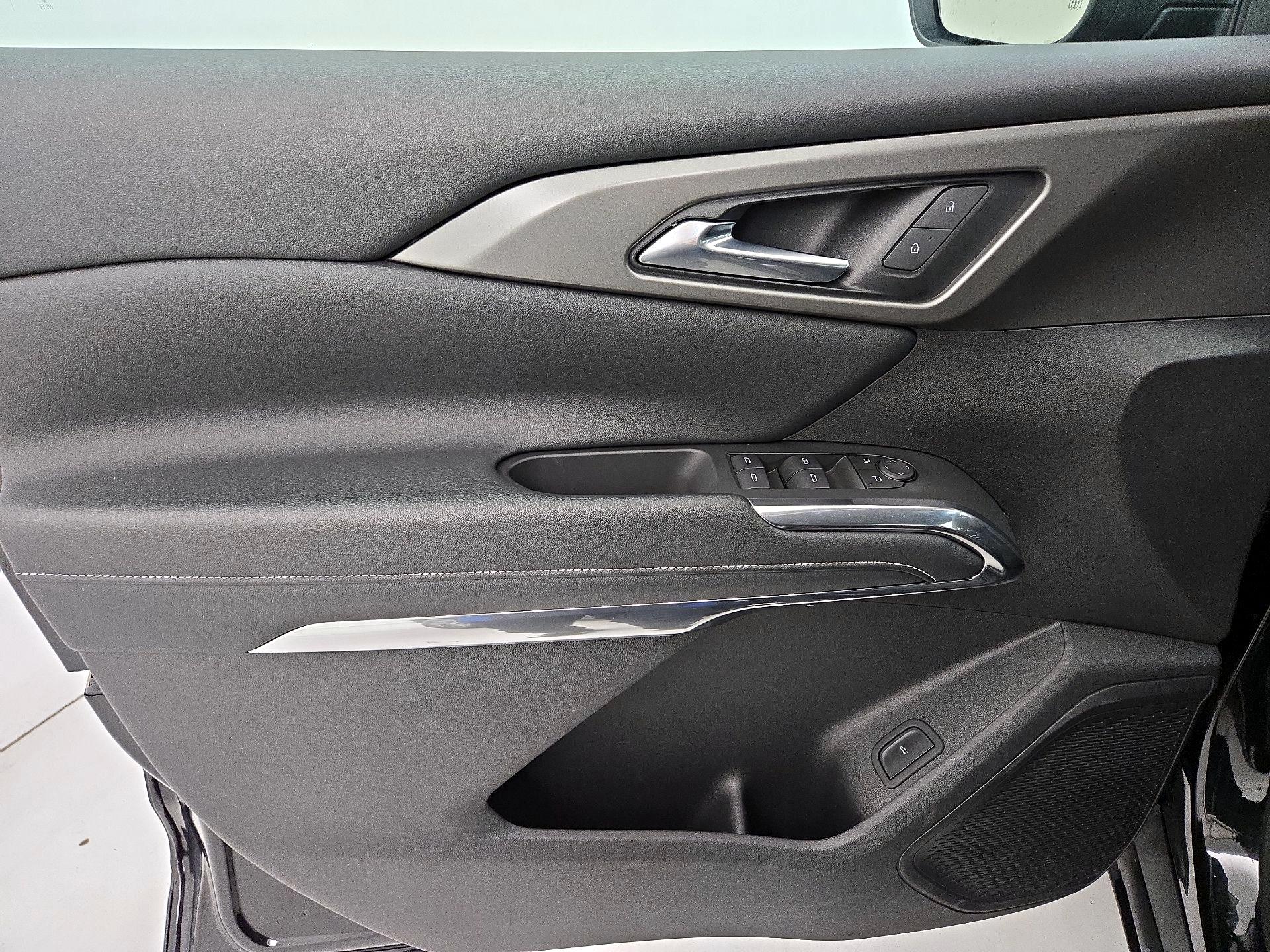 Thumbnail: 2025 Chevrolet Traverse - 12