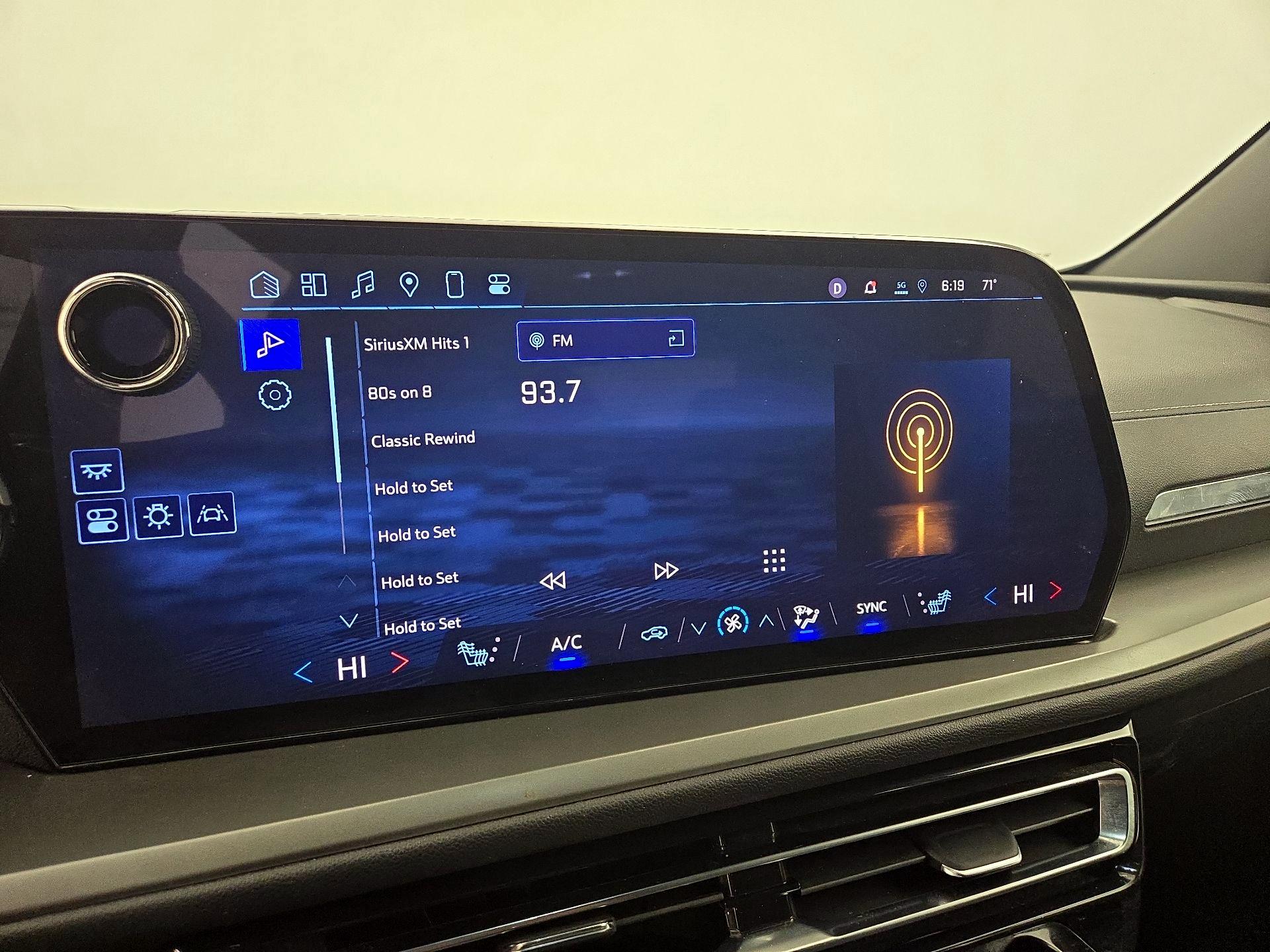 Thumbnail: 2025 Chevrolet Traverse - 16