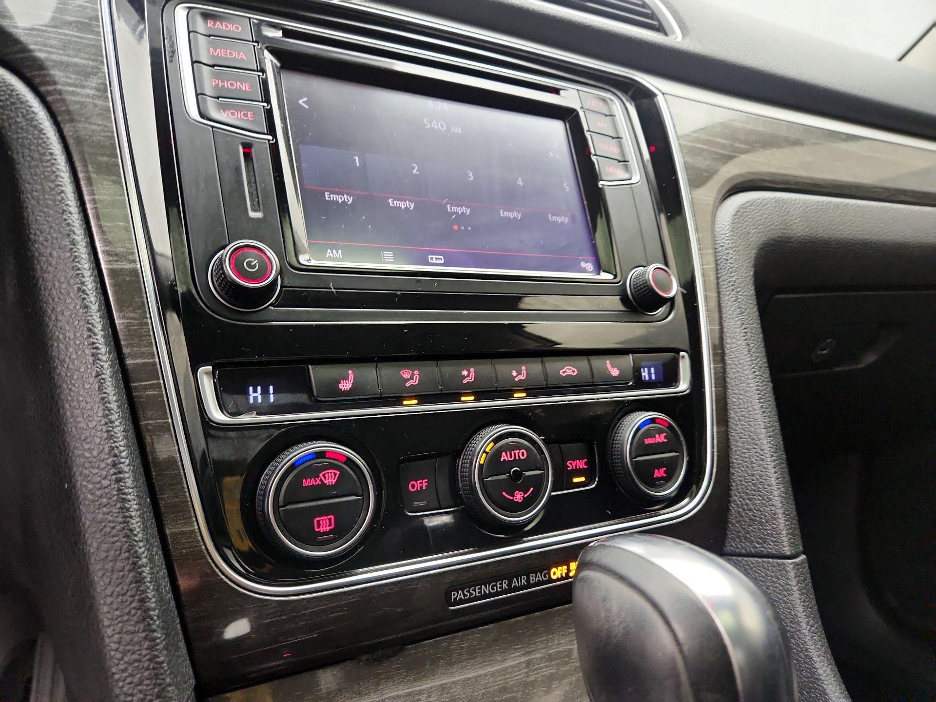 Thumbnail: 2018 Volkswagen Passat - 16