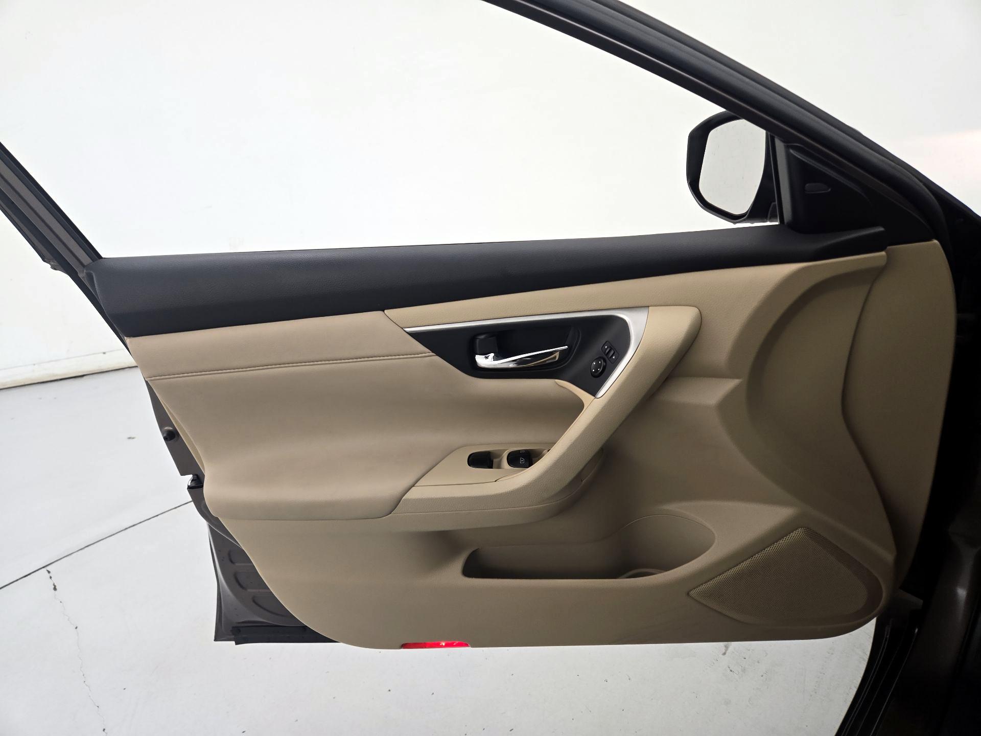 Thumbnail: 2015 Nissan Altima - 12