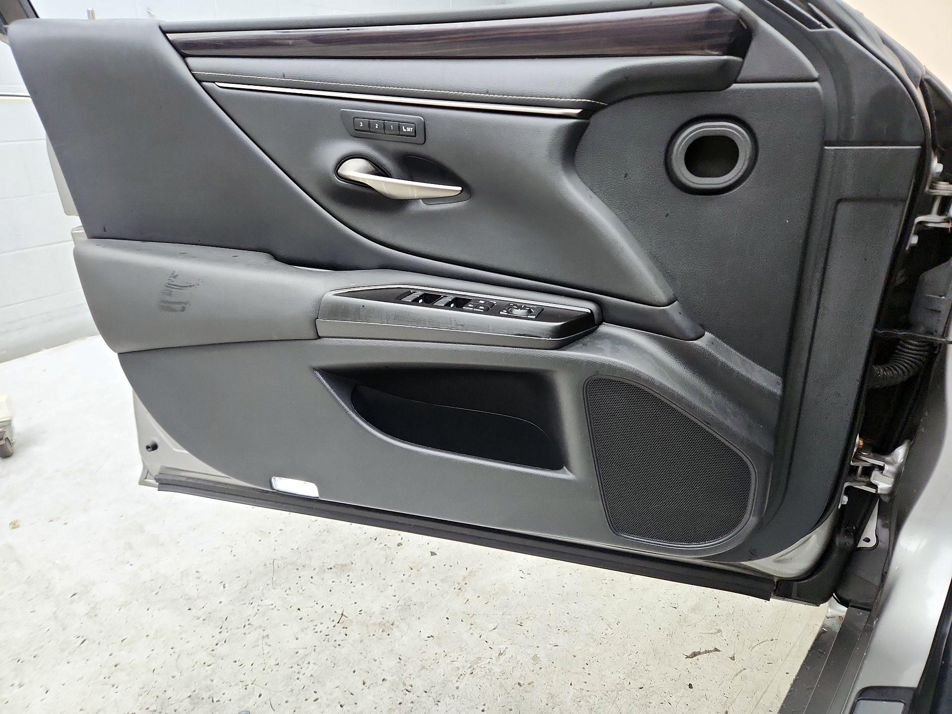 Thumbnail: 2019 Lexus ES - 12