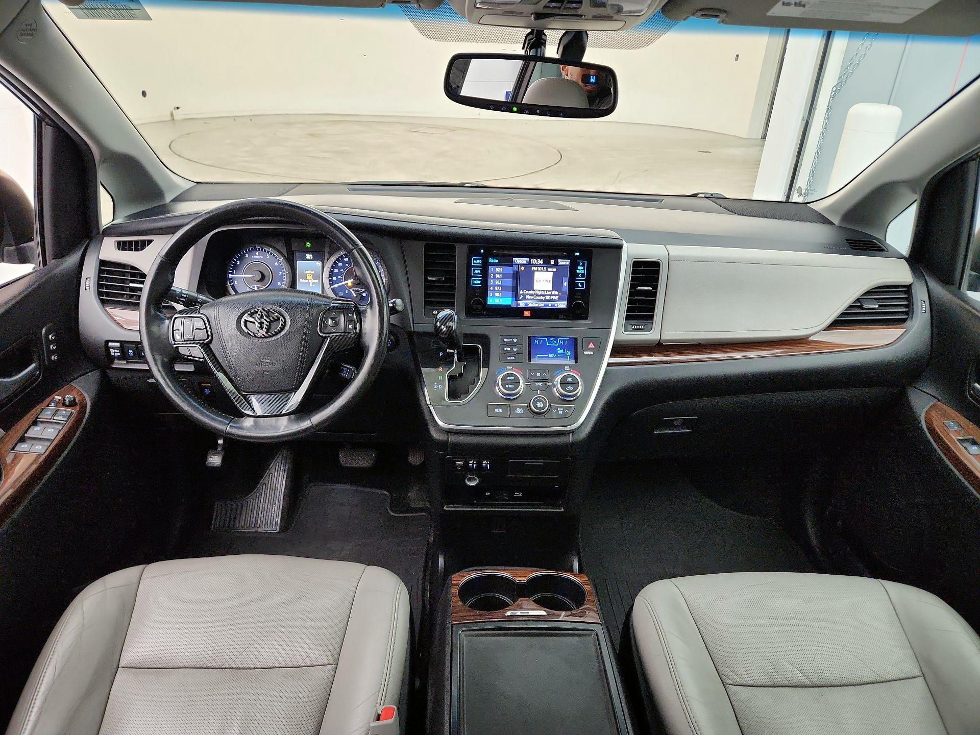 Thumbnail: 2015 Toyota Sienna - 9