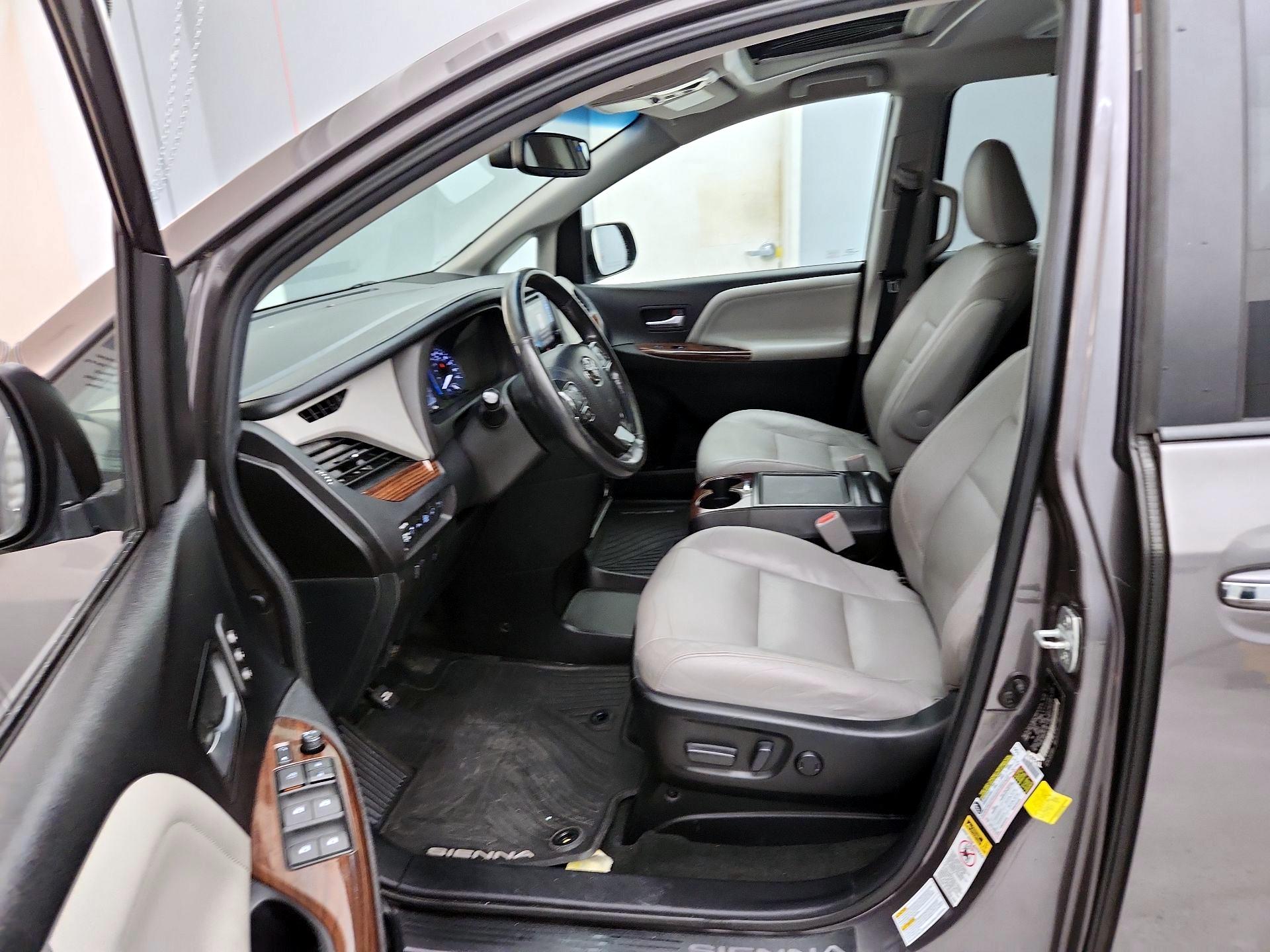 Thumbnail: 2015 Toyota Sienna - 11