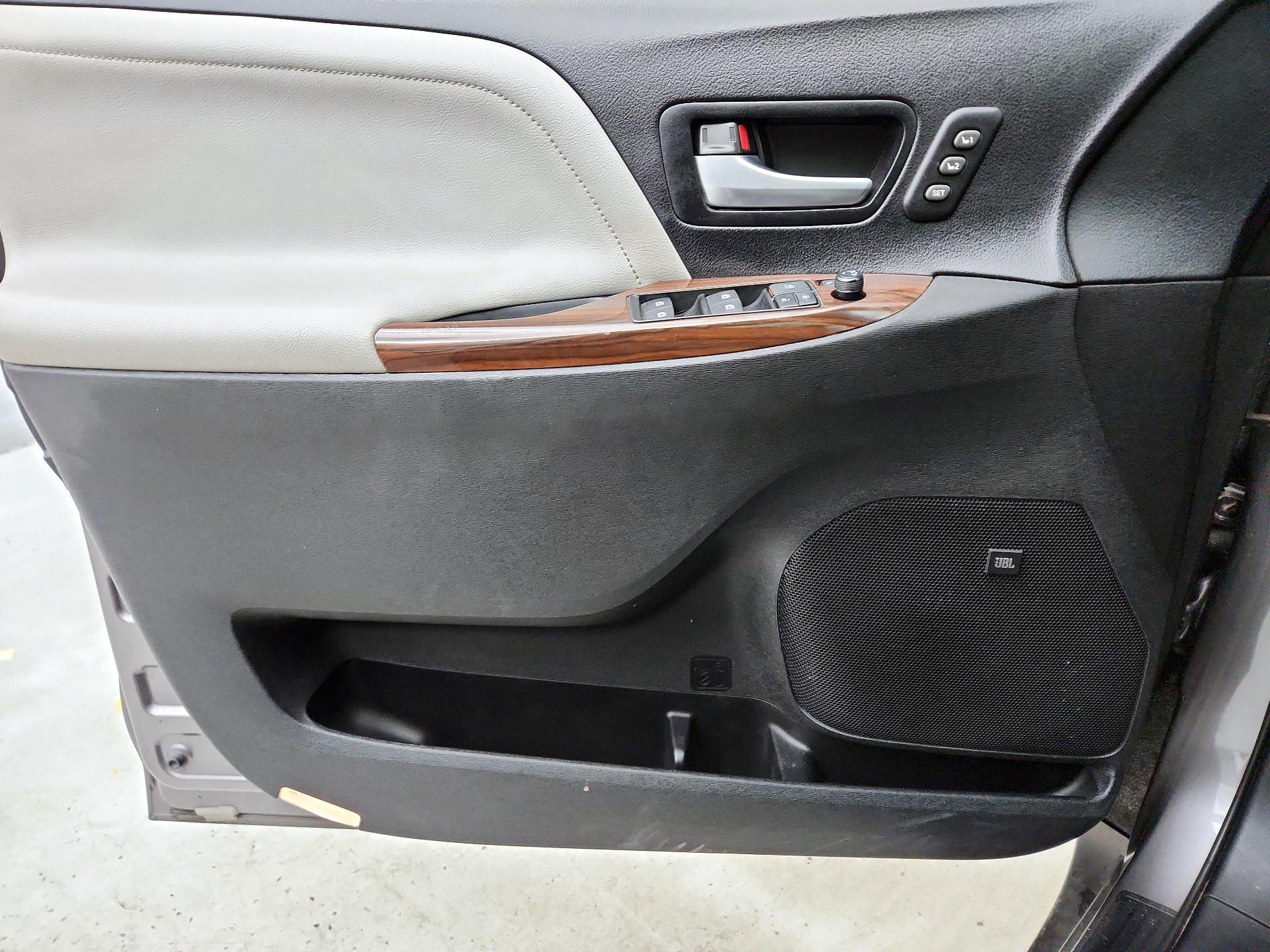 Thumbnail: 2015 Toyota Sienna - 12