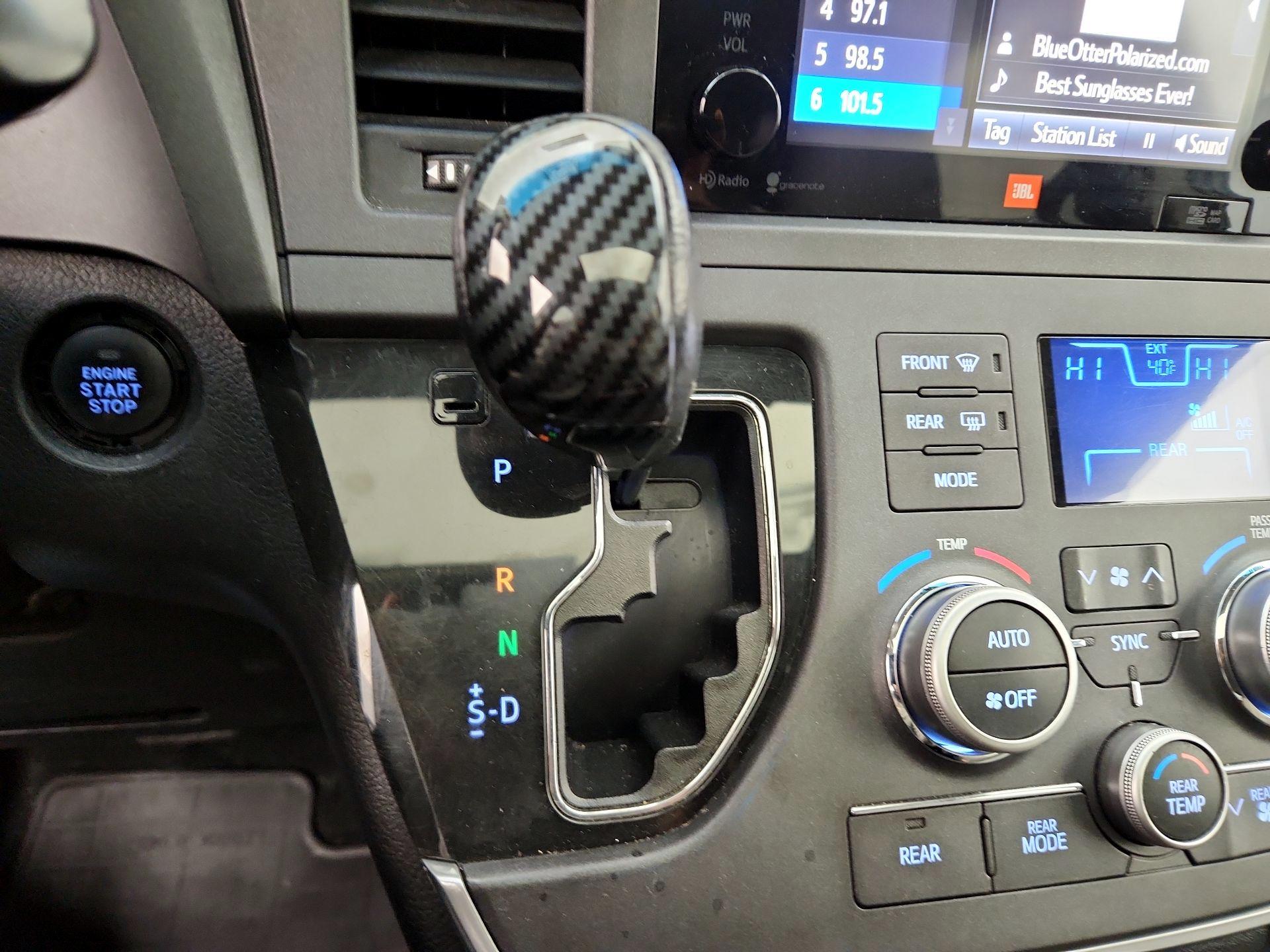 Thumbnail: 2015 Toyota Sienna - 17