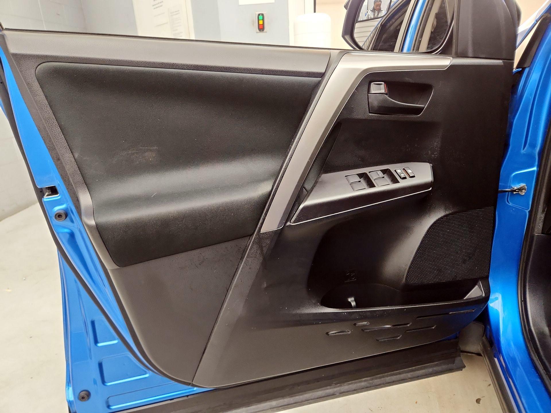 Thumbnail: 2018 Toyota RAV4 - 12